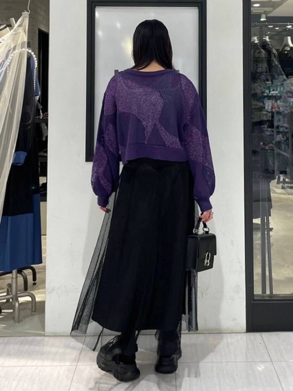 パープル系のカーディガン/ボレロ、ブラック系のショルダーバッグ、ホワイト系のタンクトップを着用したレディースの夏コーディネートの5枚目の写真