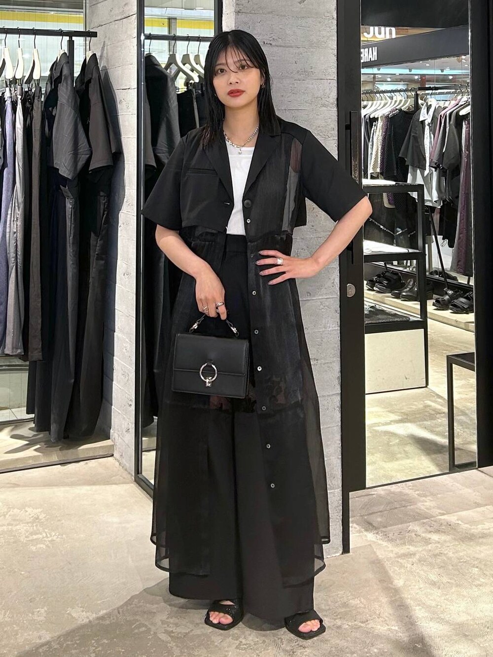 ブラック系のその他パンツ、ブラック系のショルダーバッグ、ブラック系のサンダルを着用したレディースの夏コーディネートの3枚目の写真