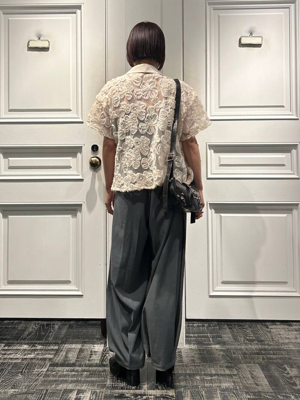 グレー系のショルダーバッグ、グレー系のサンダル、ホワイト系のシャツ/ブラウスを着用したレディースの春コーディネートの4枚目の写真