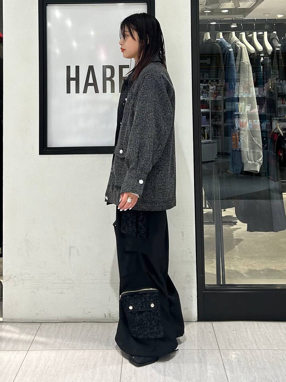 ブラック系のブーツ、ホワイト系のTシャツ/カットソー、ブラック系のショルダーバッグを着用したレディースの冬コーディネートの4枚目の写真