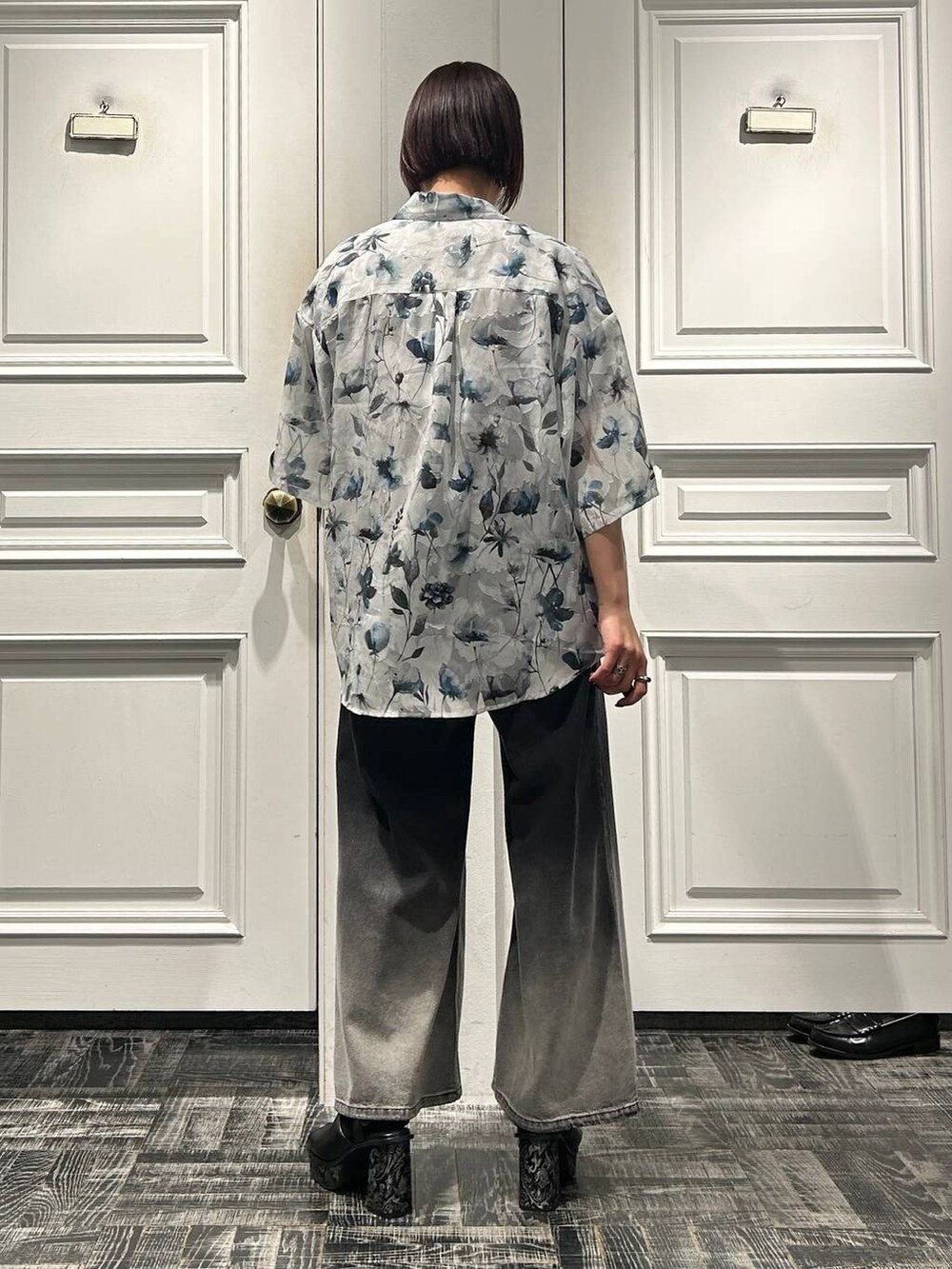 グレー系のサンダル、ブラック系のデニムパンツ、ブラック系のTシャツ/カットソーを着用したレディースの春コーディネートの4枚目の写真