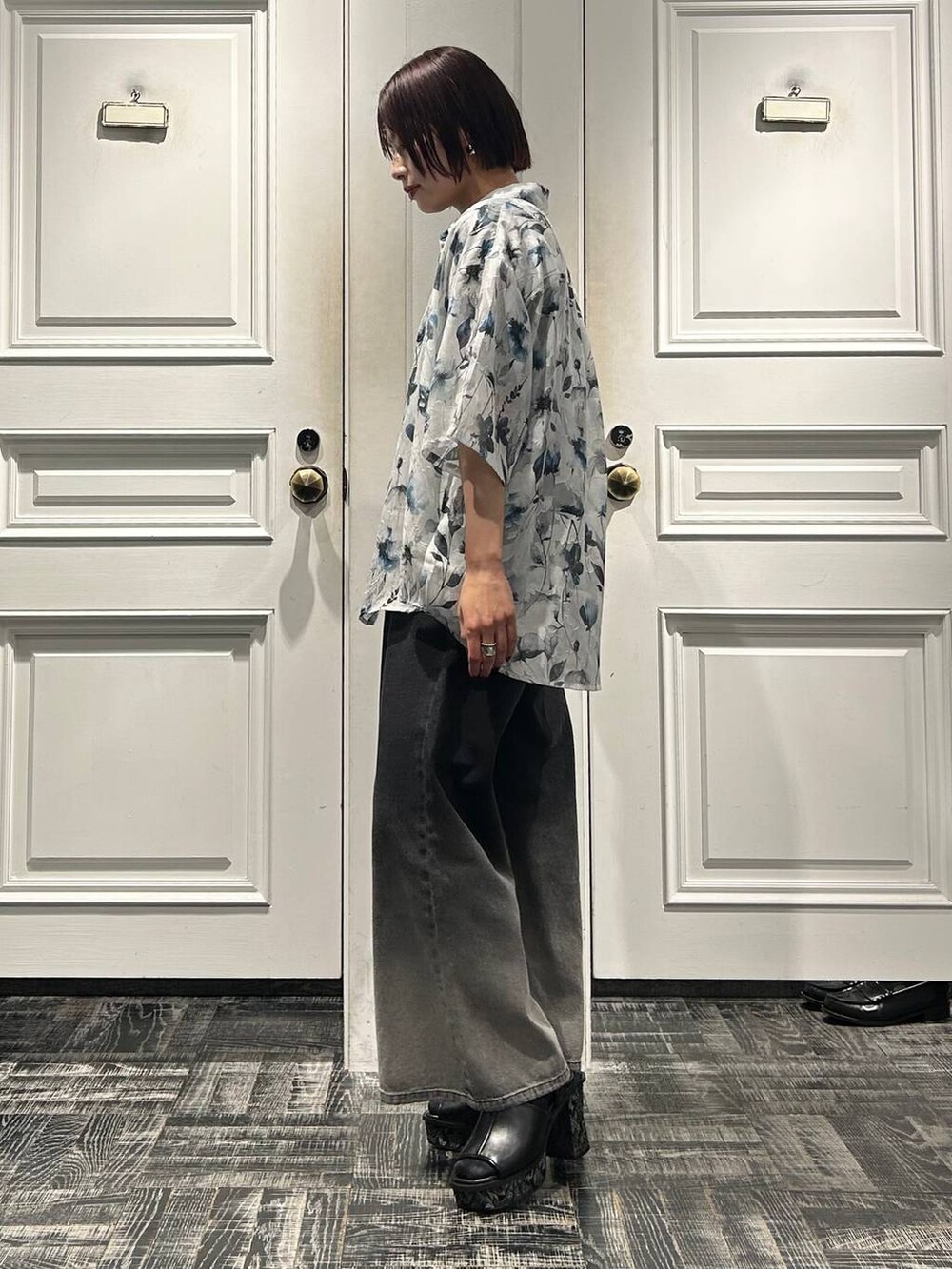 グレー系のサンダル、ブラック系のデニムパンツ、ブラック系のTシャツ/カットソーを着用したレディースの春コーディネートの3枚目の写真