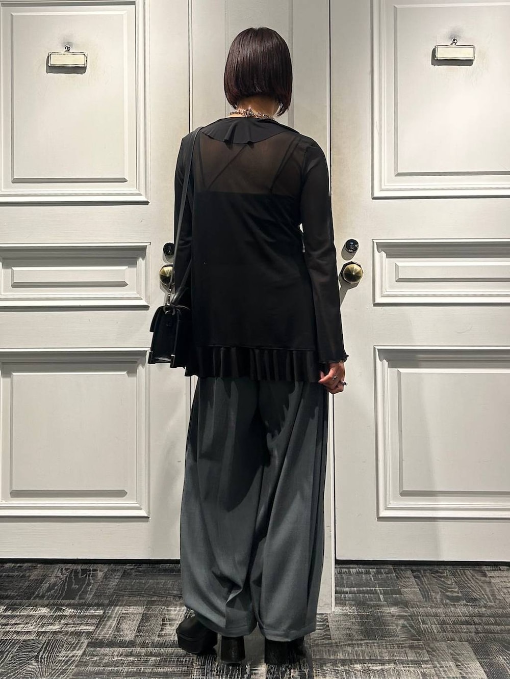 ブラック系のショルダーバッグ、グレー系のサンダル、ブラック系のカーディガン/ボレロを着用したレディースの春コーディネートの4枚目の写真