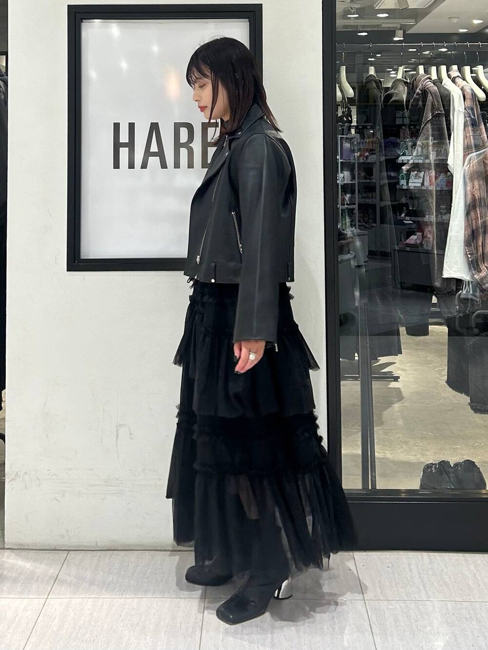 ブラック系のトートバッグ、ブラック系のニット/セーター、ブラック系のブーツを着用したレディースの秋コーディネートの4枚目の写真