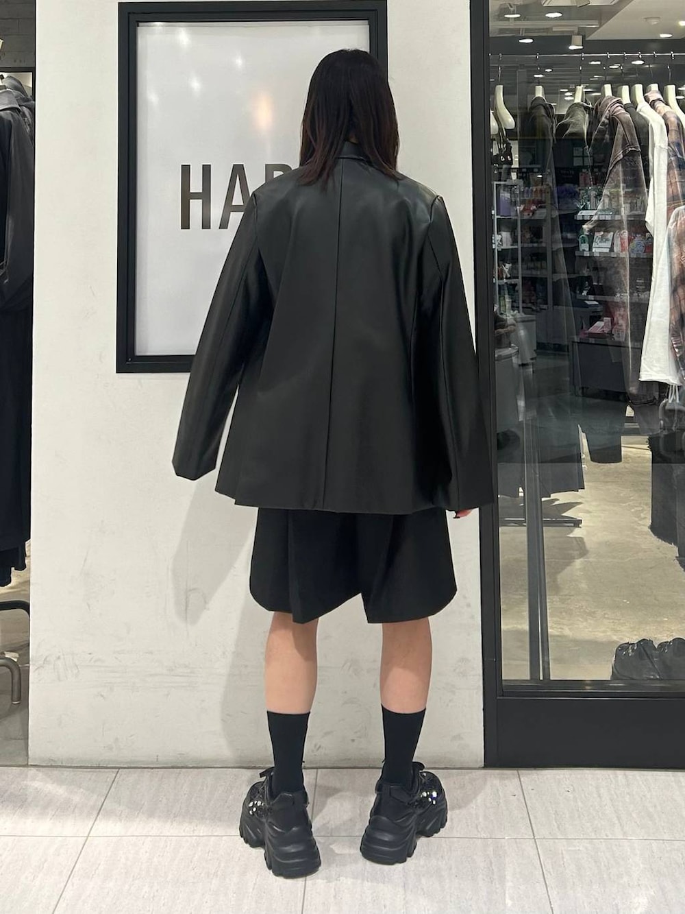 ブラック系のスニーカー、ブラック系のTシャツ/カットソー、グレー系のテーラードジャケットを着用したレディースの秋コーディネートの4枚目の写真