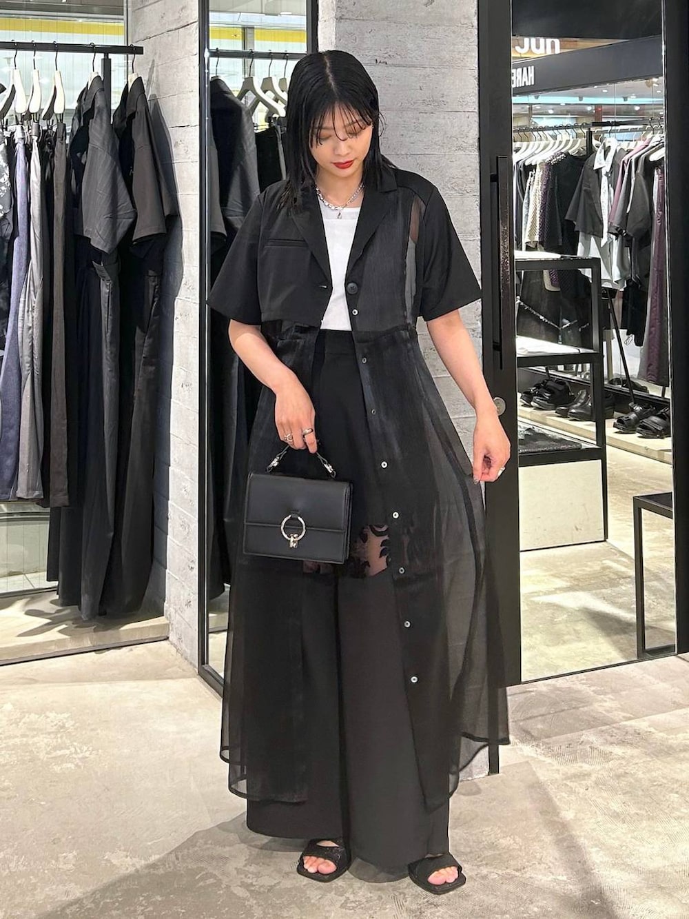 ブラック系のその他パンツ、ブラック系のショルダーバッグ、ブラック系のサンダルを着用したレディースの夏コーディネートの2枚目の写真