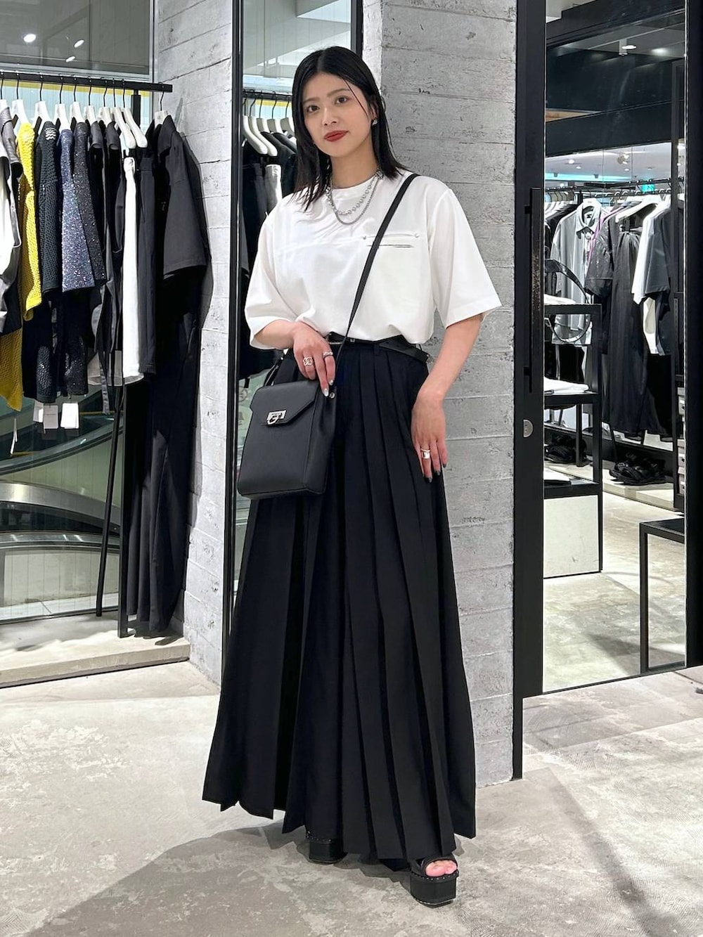 「着痩せ・細見え、モード、体型カバー、HARE、Tシャツ、ワイドパンツ、サンダル、モノトーン、シンプルコーデ、メンズライク、カジュアルコーデ、カジュアル、夏コーデ」｜「HAREのシャークソールチャンキーサンダル(HARE)（サンダル、ブラック系）」を使った、おさとさん（レディース・160cm）の春コーディネートの2枚目の写真