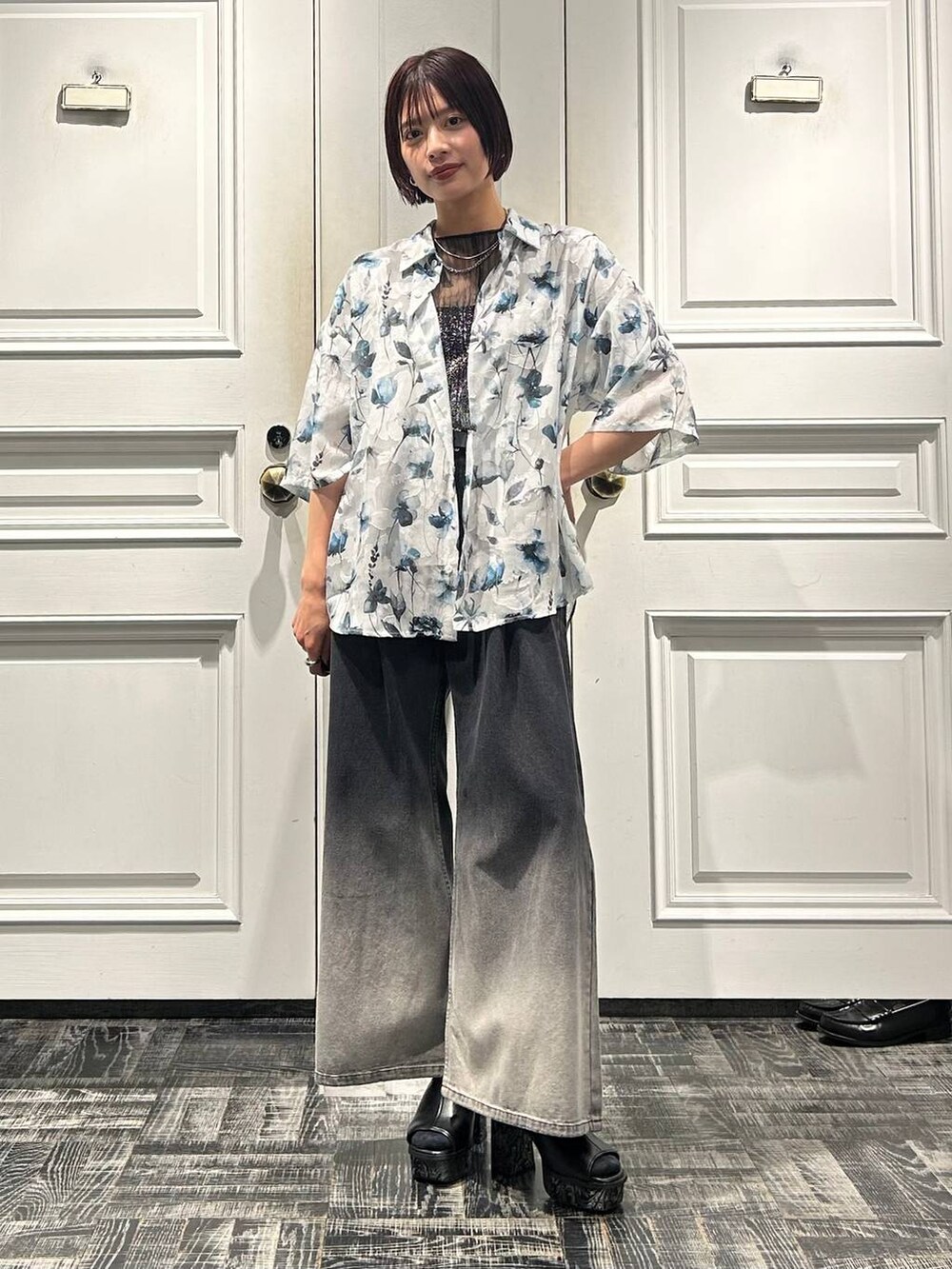 グレー系のサンダル、ブラック系のデニムパンツ、ブラック系のTシャツ/カットソーを着用したレディースの春コーディネートの2枚目の写真