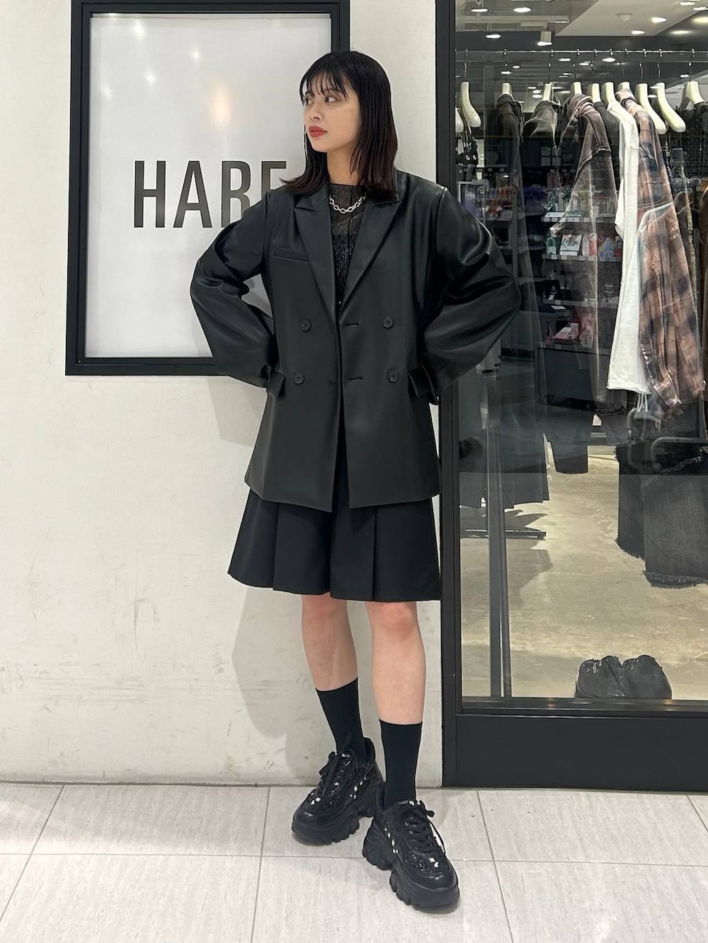 ブラック系のスニーカー、ブラック系のTシャツ/カットソー、グレー系のテーラードジャケットを着用したレディースの秋コーディネートの2枚目の写真