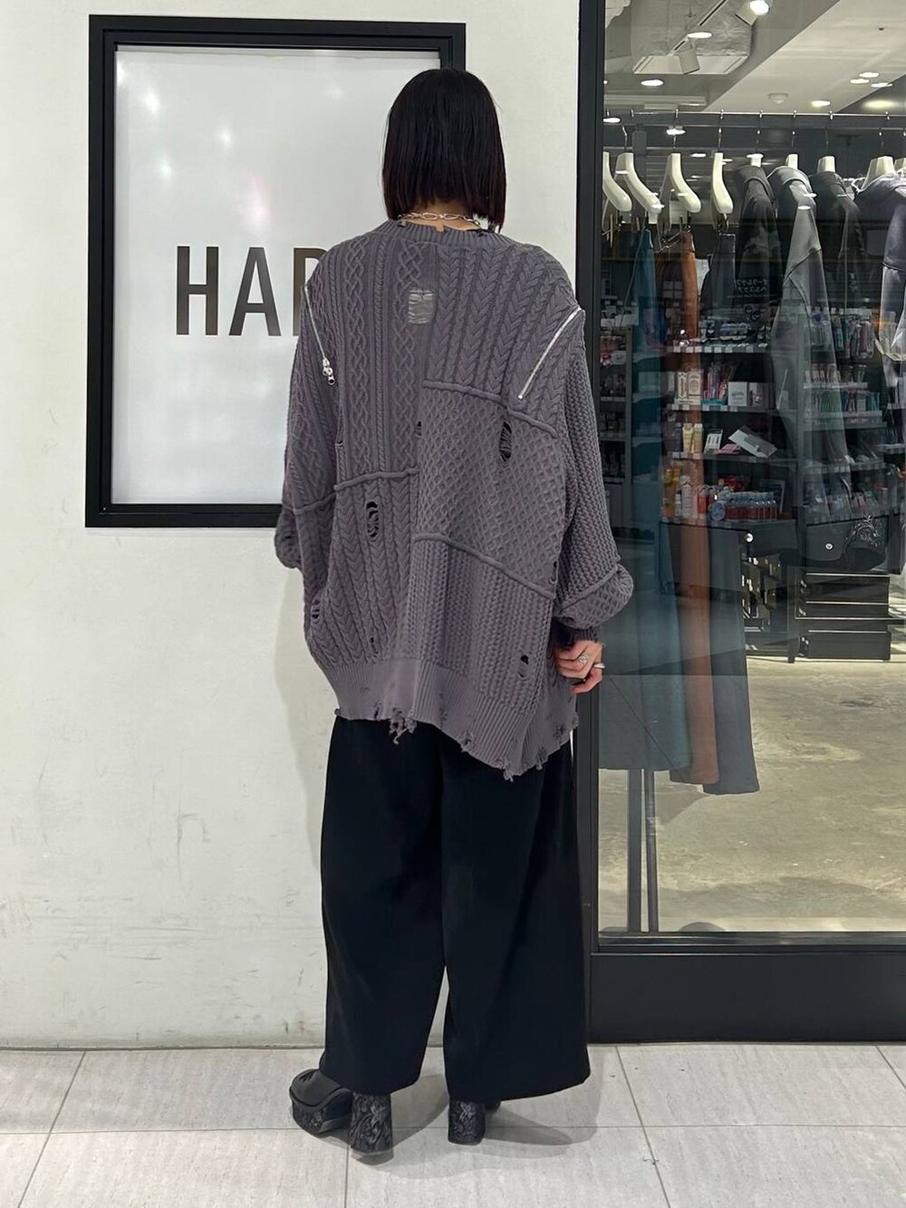 グレー系のカーディガン/ボレロ、ブラック系のパンプス、ブラック系のその他パンツを着用したレディースの春コーディネートの5枚目の写真
