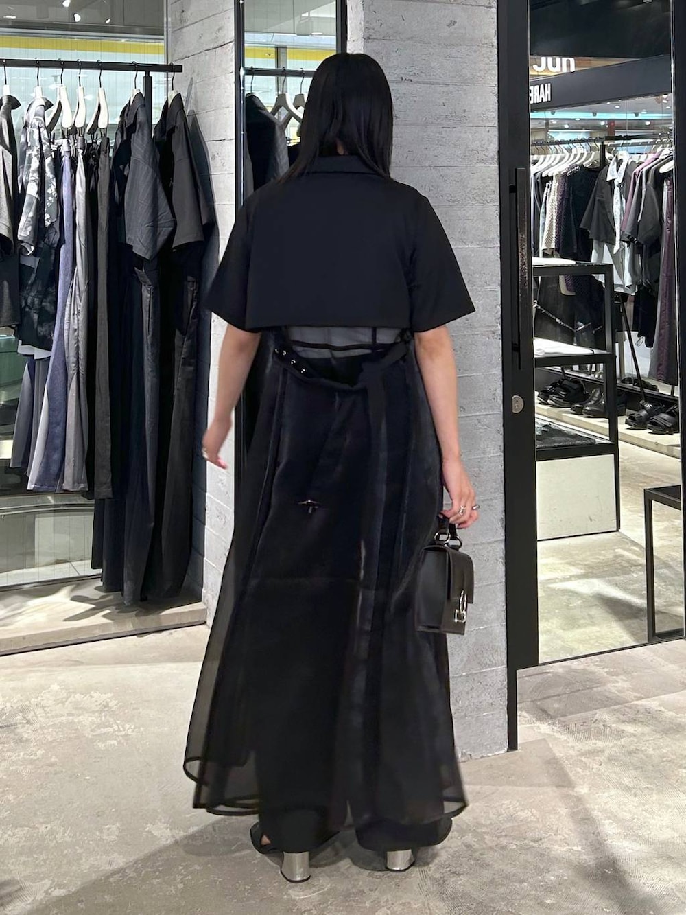 ブラック系のその他パンツ、ブラック系のショルダーバッグ、ブラック系のサンダルを着用したレディースの夏コーディネートの5枚目の写真