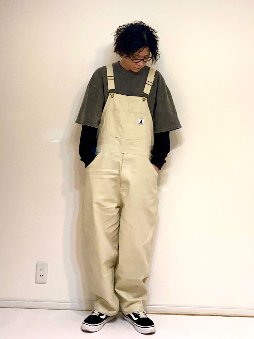 「カーディガン、スニーカー、シンプル、オーバーオール、眼鏡、レイヤードスタイル、休日スタイル、白パンツ、白オーバーオール、GO!DON」｜「FREAK'S STOREのWEB限定 CAPTAIN STAG×FREAK'S STORE/キャプテンスタッグ ファイヤープルーフ ダックオーバーオール 難燃（サロペット/オーバーオール、ベージュ系）」を使った、adgjmさん（メンズ・177cm）の秋コーディネートの2枚目の写真