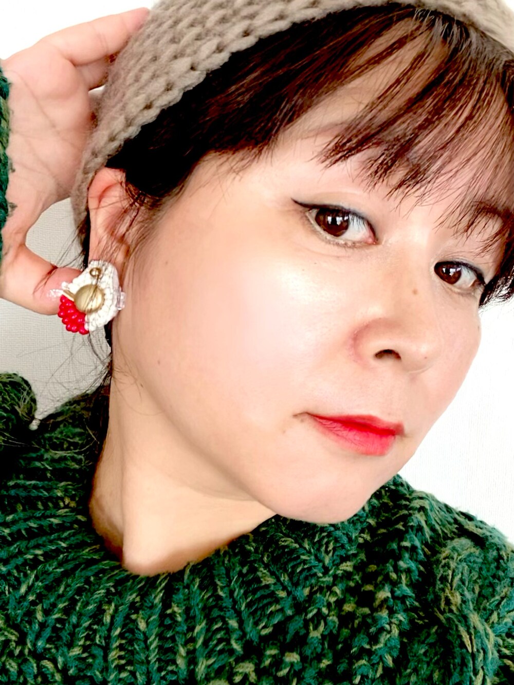 「パンツスタイル、グリーン、グリーンコーデ、ワントーンコーデ、センタープレスパンツ、センタープレス、ファー、ファーシューズ、ピンク、低身長、低身長コーデ、古着、古着MIX、古着好きな人と繋がりたい、クリスマスに着たい服」｜「PAMEO POSEの長袖ニット（ニット/セーター、グリーン系）」を使った、はんだぱんださん（レディース・146cm）の冬コーディネートの2枚目の写真