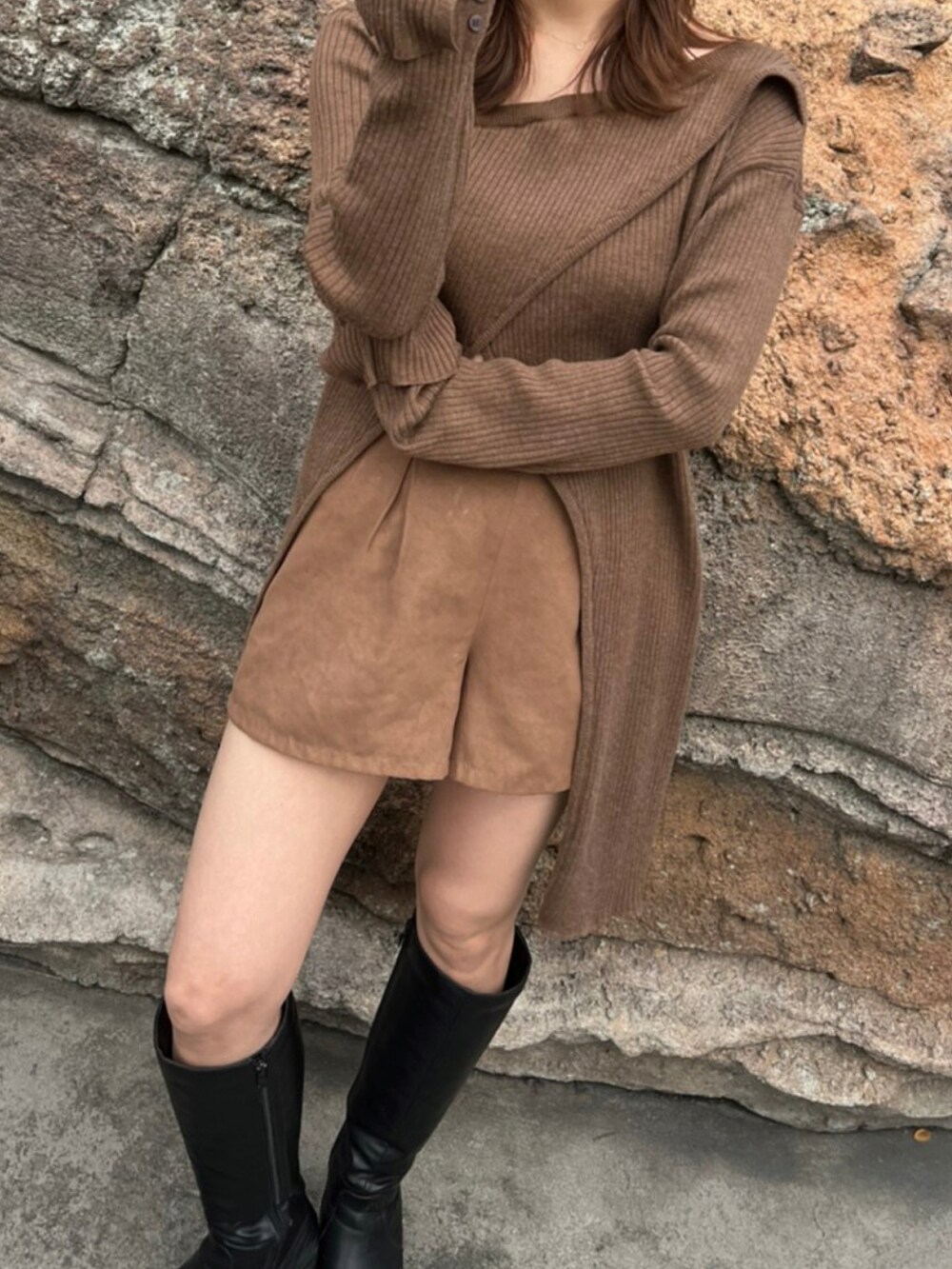 「秋のコーデ、休日スタイル、ロングブーツ、ショートパンツ、ニット、ブラウン、ブラウンコーデ」｜「Amiurのアイテム（ニット/セーター、ブラウン系）」を使った、mimuさん（レディース・156cm）の秋コーディネートの2枚目の写真