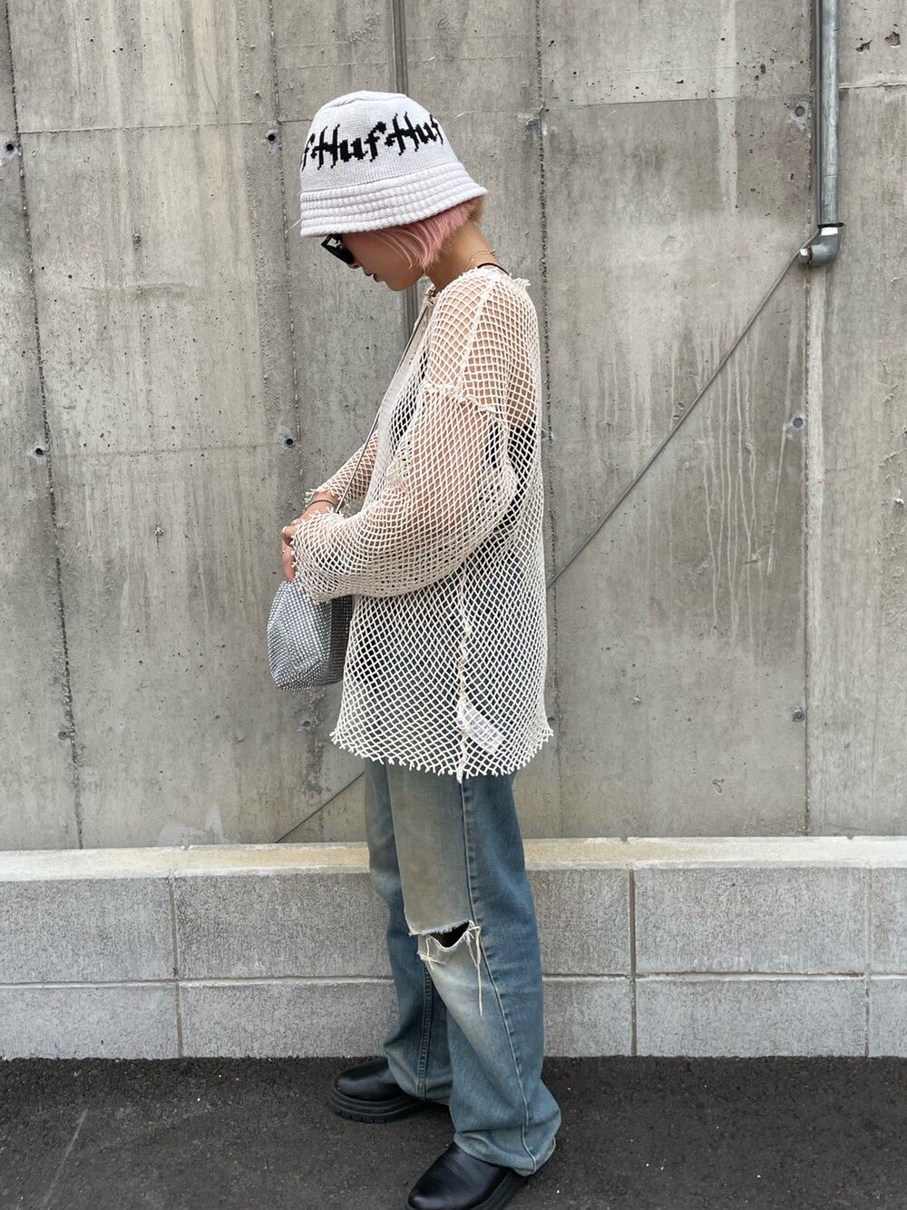 「秋服まるっと大公開、オトナカジュアル、秋コーデ、お出かけコーデ、秋冬コーデ、オトナカワイイ、ootd、休日スタイル、ママコーデ、メッシュ」｜「HUFのアイテム（ニットキャップ/ビーニー、ホワイト系）」を使った、𝐘𝐔𝐍𝐀さん（レディース・160cm）の秋コーディネートの2枚目の写真