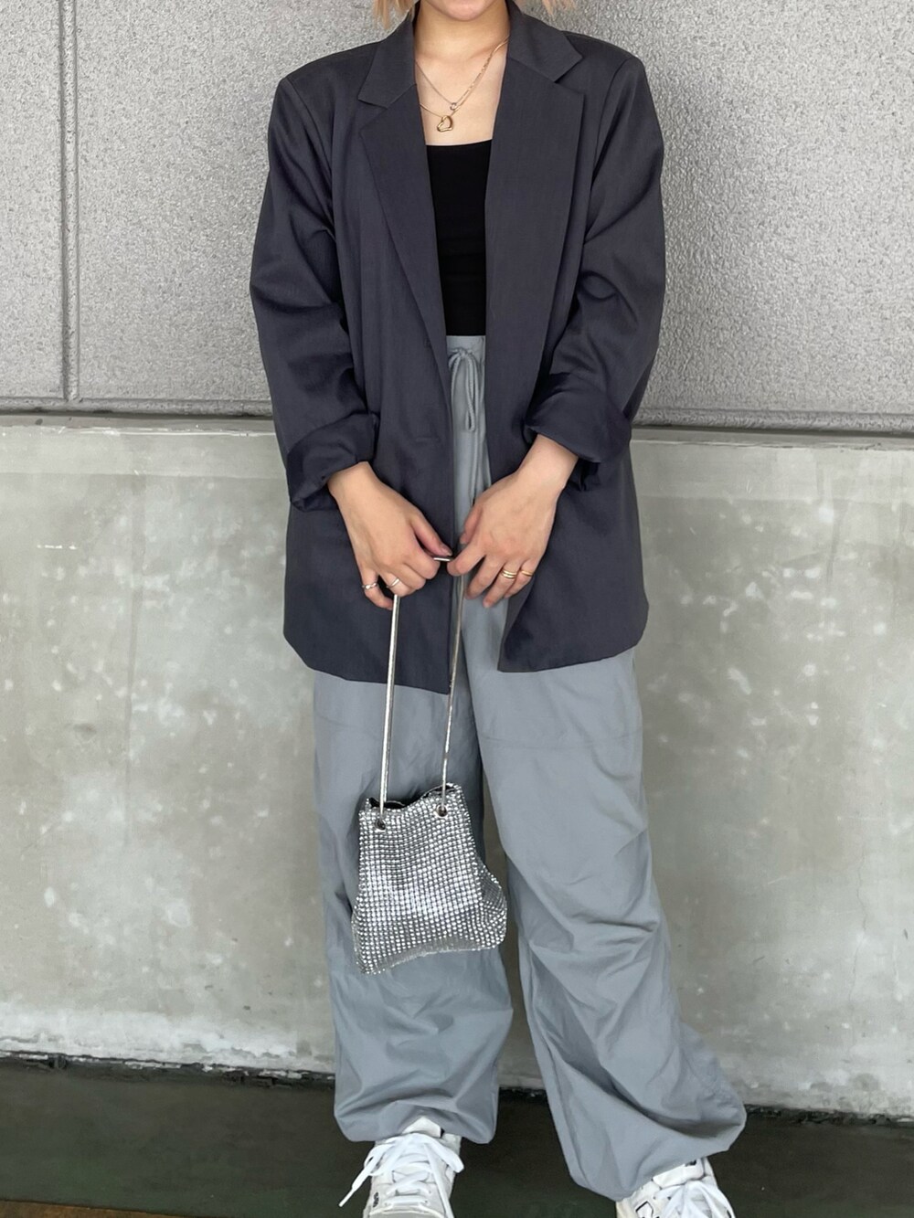 「秋服コーデ、大人カジュアル、休日コーデ、きれいめカジュアル、秋服、グレー、ootd、ママコーデ」｜「WHO'S WHO galleryの【WEB限定】セットアップシングルビッグテーラードジャケット/無地/チェック（テーラードジャケット、グレー系）」を使った、𝐘𝐔𝐍𝐀さん（レディース・160cm）の秋コーディネートの2枚目の写真