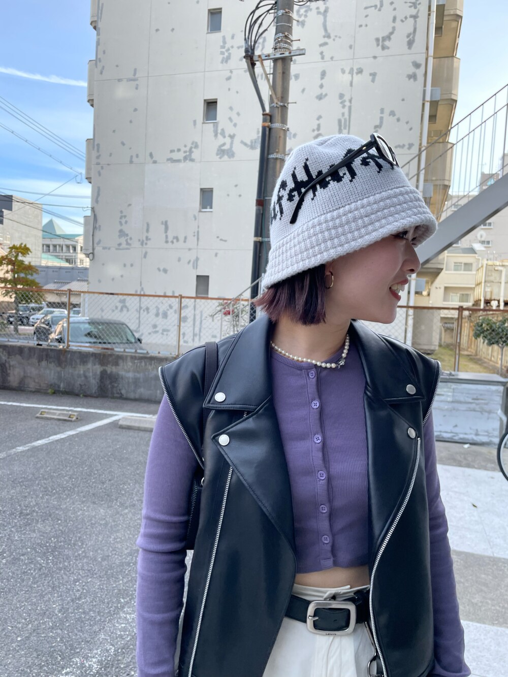 「春、カラーコーデ、バケットハット、ootd、レザー、カーゴパンツ、ママコーデ、休日スタイル」｜「ZARAのアイテム（トップス、パープル系）」を使った、𝐘𝐔𝐍𝐀さん（レディース・160cm）の春コーディネートの2枚目の写真