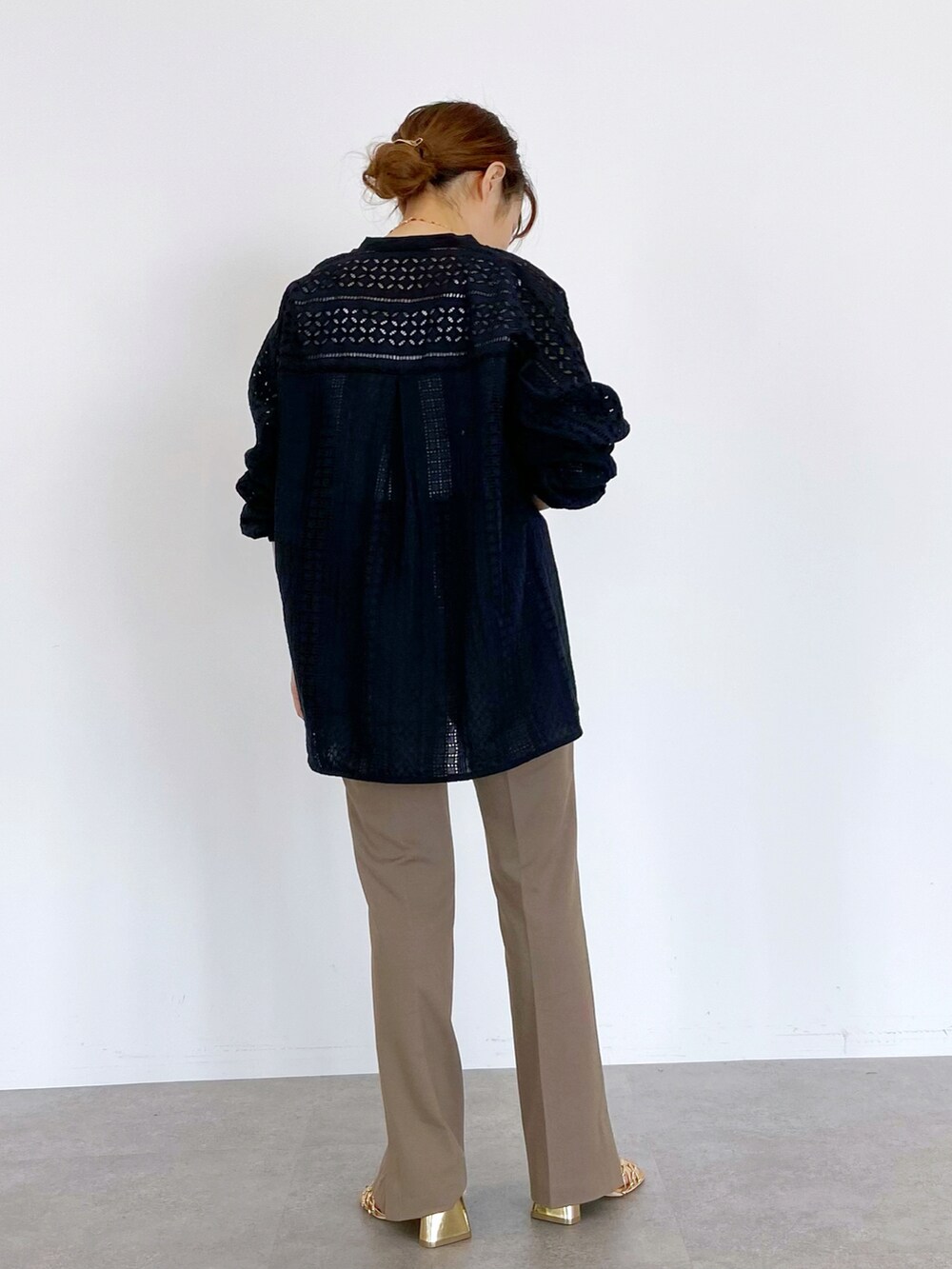 ブラウン系のその他パンツ、ブラック系のシャツ/ブラウスを着用したレディースの春コーディネートの3枚目の写真