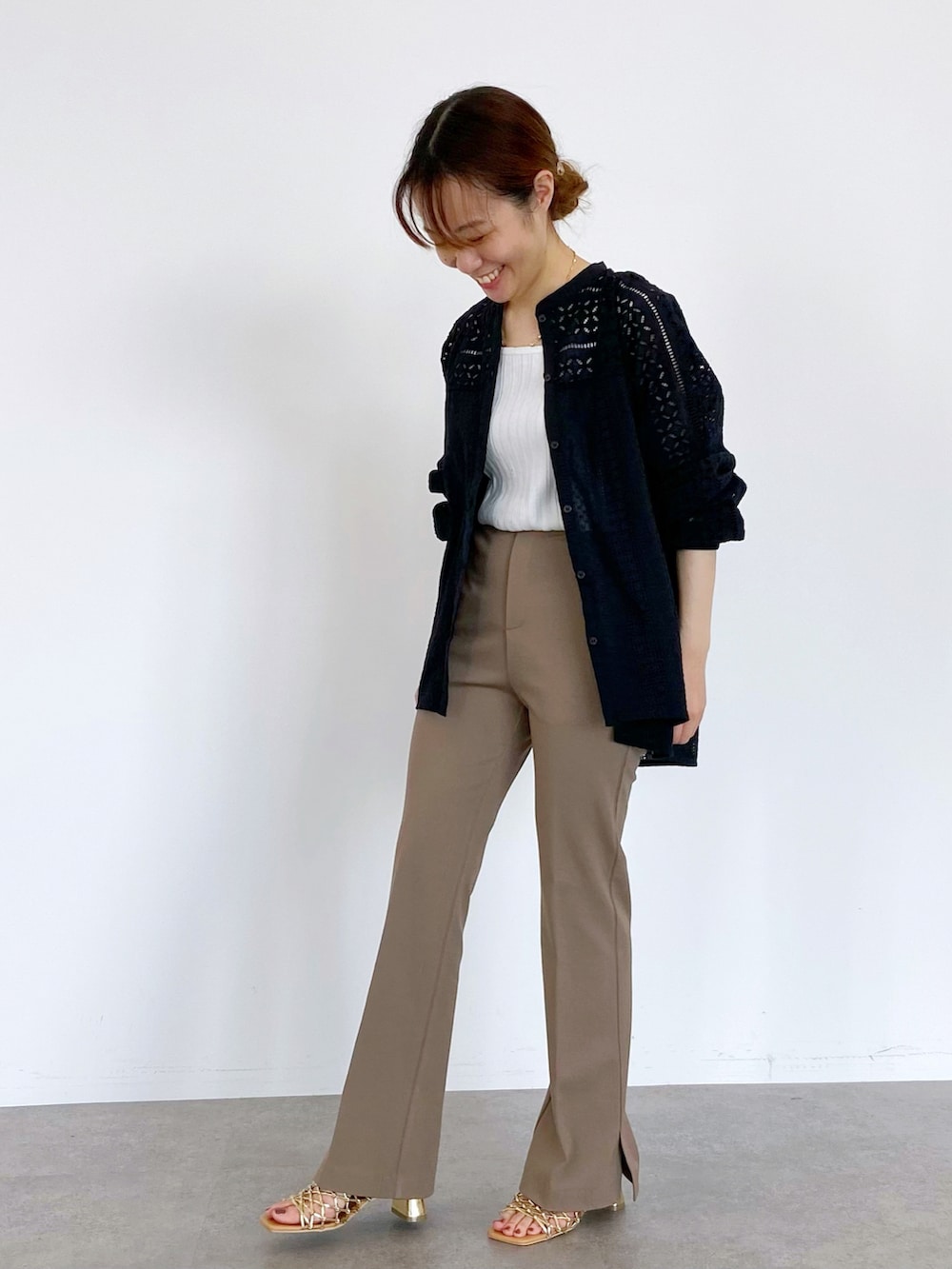 ブラウン系のその他パンツ、ブラック系のシャツ/ブラウスを着用したレディースの春コーディネートの2枚目の写真