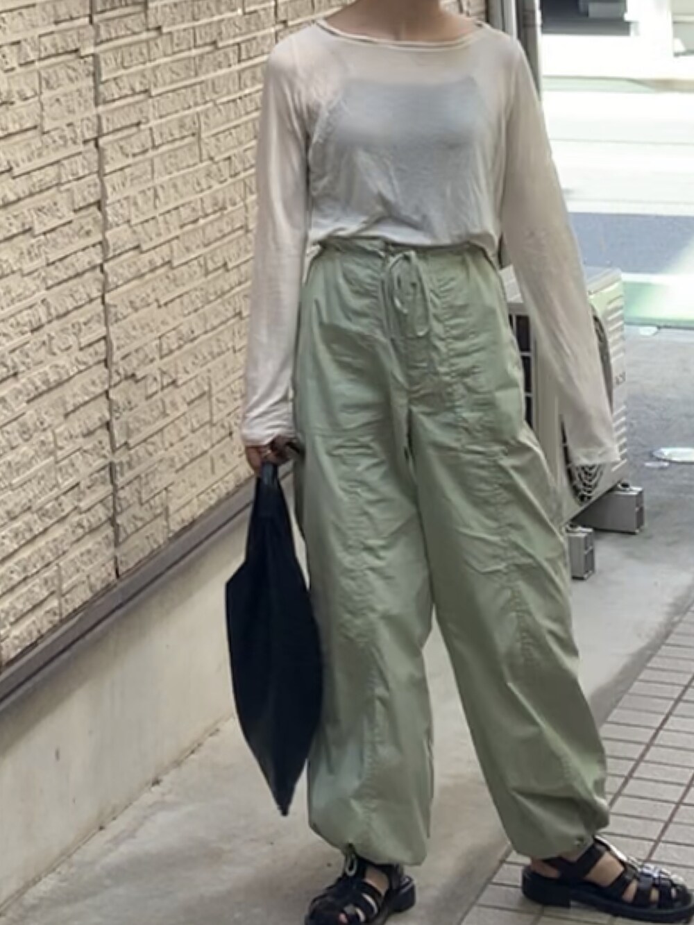 「春コーデ、カジュアルコーデ、シンプル、カーキ、ZARA、パラシュートパンツ、シアートップス、マルジェラ、MM6、moussy、ゆるコーデ、ピスタチオ、夏コーデ、オトナ女子、きれいめカジュアル」｜「MM6 Maison MargielaのMM6 Maison Margiela ジャパニーズトートバッグ（トートバッグ、ブラック系）」を使った、mimuさん（レディース・156cm）の春コーディネートの2枚目の写真