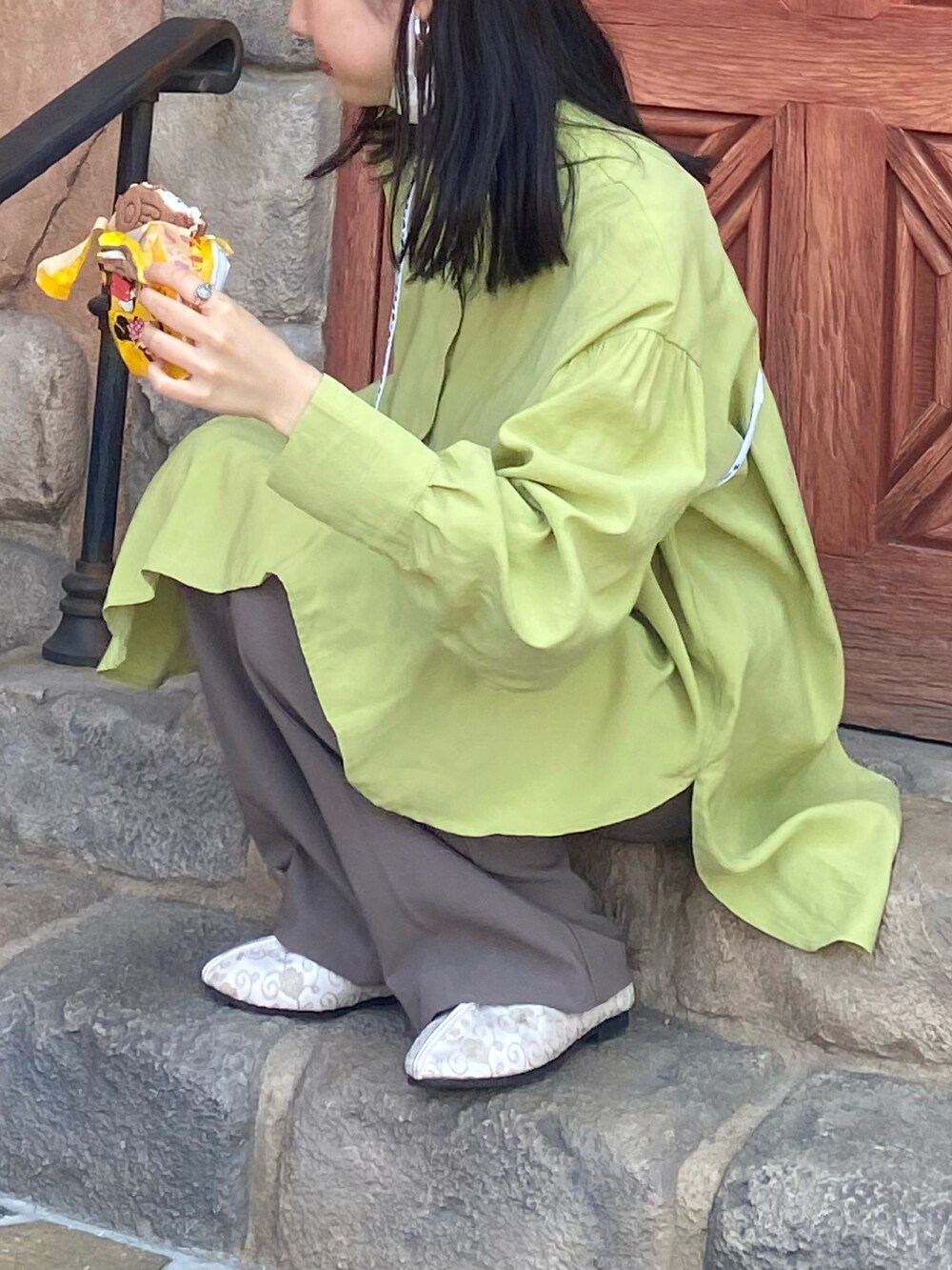 「大人カジュアル、お出かけコーデ、シンプル、カラーコーデ、ビタミンカラー、ディズニー、ディズニーコーデ、KBF、チュニック、チャイナシューズ、ワントーンコーデ、unemansion、ビビットカラー、ootd、カーキ」｜「KBFのスタンドネックチュニック（チュニック、グリーン系）」を使った、mimuさん（レディース・157cm）の春コーディネートの2枚目の写真