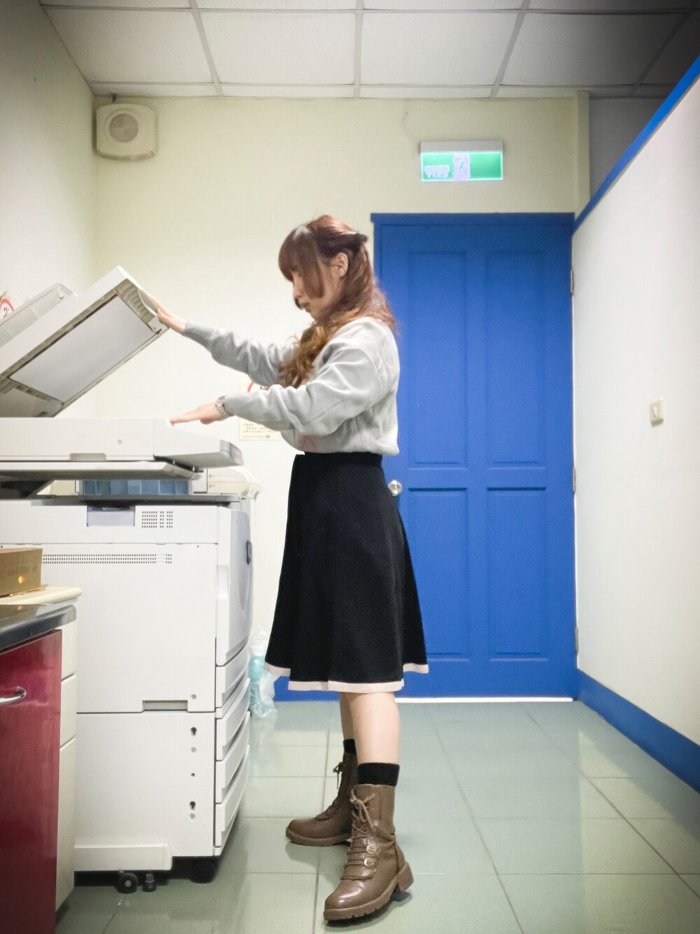 ブラック系のスカート、グレー系のカーディガン/ボレロを着用したレディースの冬コーディネートの2枚目の写真