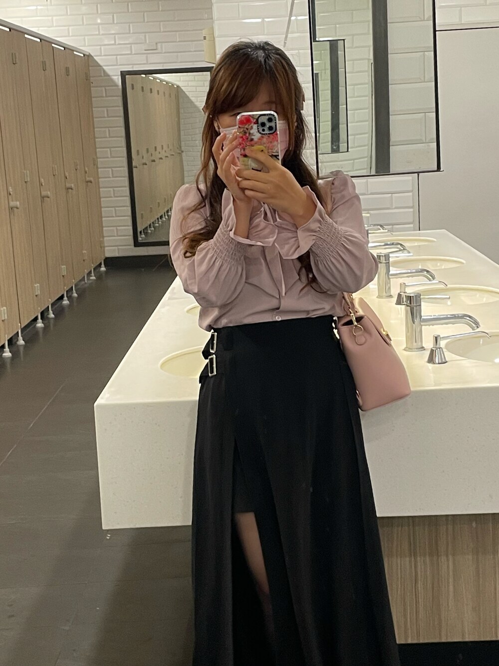 ピンク系のシャツ/ブラウス、ブラック系のスカート、ブラック系のパンプスを着用したレディースの夏コーディネートの3枚目の写真