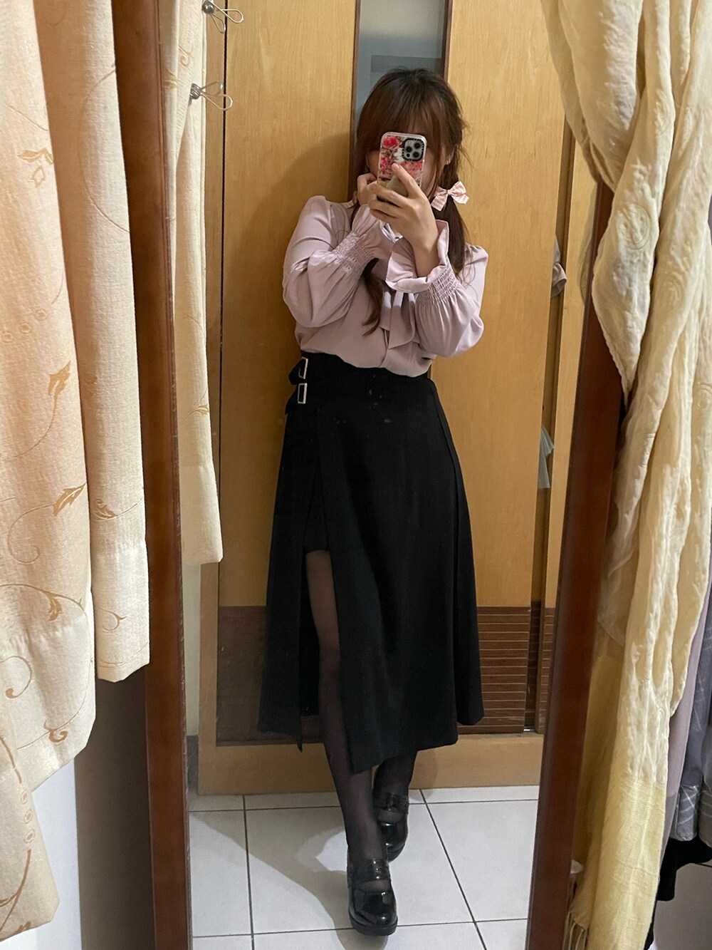 ピンク系のシャツ/ブラウス、ブラック系のスカート、ブラック系のパンプスを着用したレディースの夏コーディネートの2枚目の写真