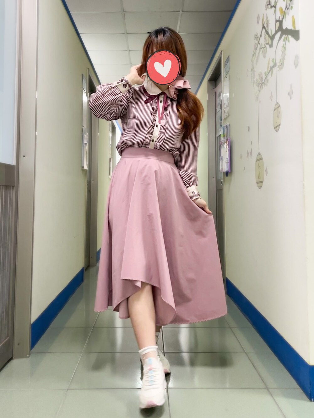 レッド系のシャツ/ブラウス、ピンク系のスカート、ピンク系のシューズを着用したレディースの春コーディネートの2枚目の写真