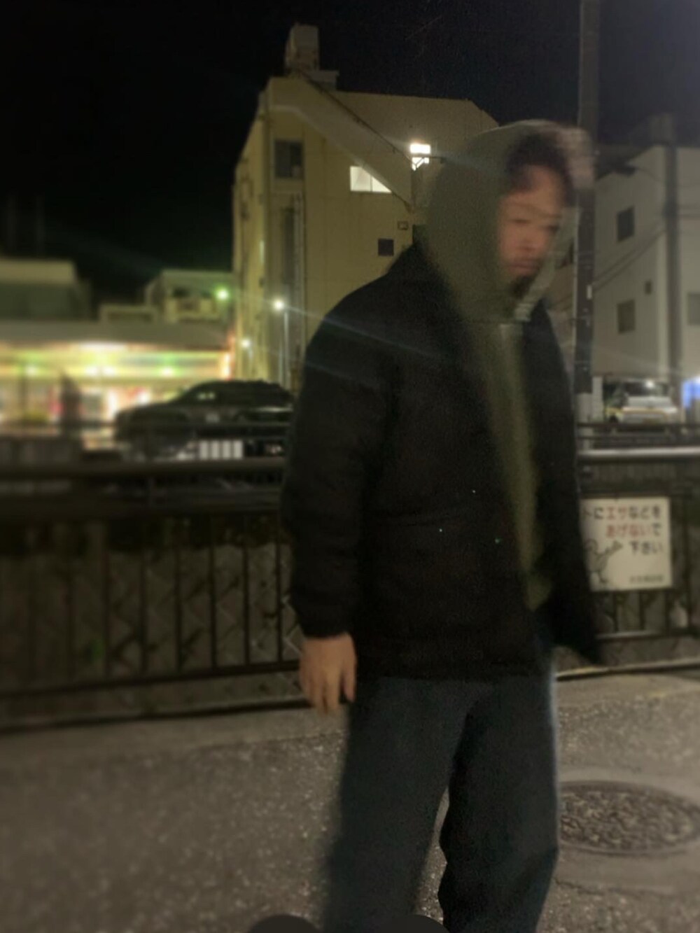 グリーン系のパーカーを着用したメンズの冬コーディネートの2枚目の写真