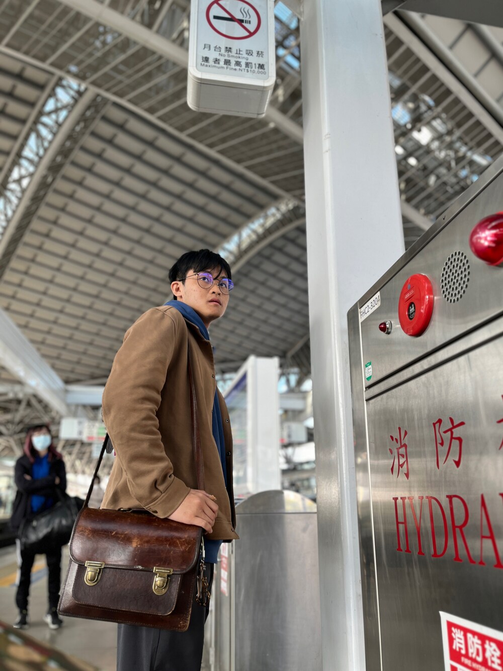 「台中、旅行、車站」｜「COSのアイテム（ブルゾン、ブラウン系）」を使った、Harry Shingさん（メンズ・174cm）の冬コーディネートの2枚目の写真