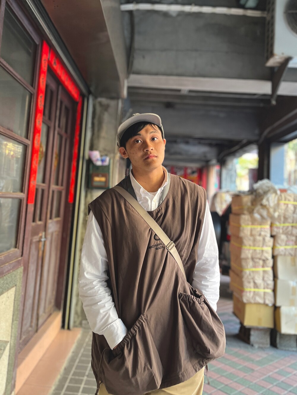 「秋冬コーデ、旅行、鹿港老街、彰化」｜「ADLIBのアイテム（キャップ、グレー系）」を使った、Harry Shingさん（メンズ・174cm）の冬コーディネートの2枚目の写真