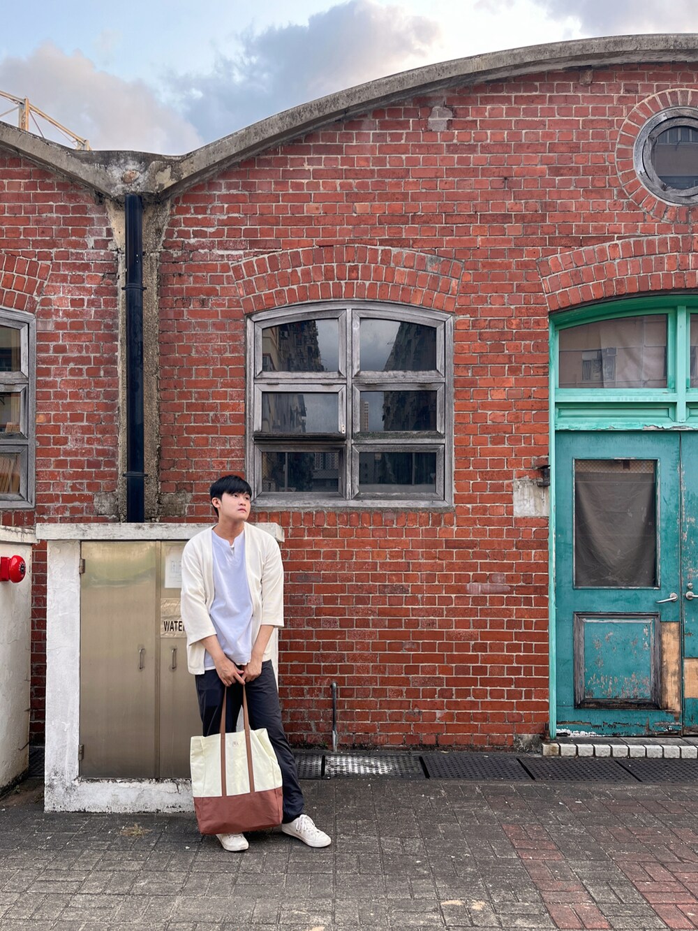 「春のNewスタイル、休日スタイル、春服コーデ」｜「GLOBAL WORKのアイテム（スカジャン、ホワイト系）」を使った、Harry Shingさん（メンズ・174cm）の春コーディネートの3枚目の写真