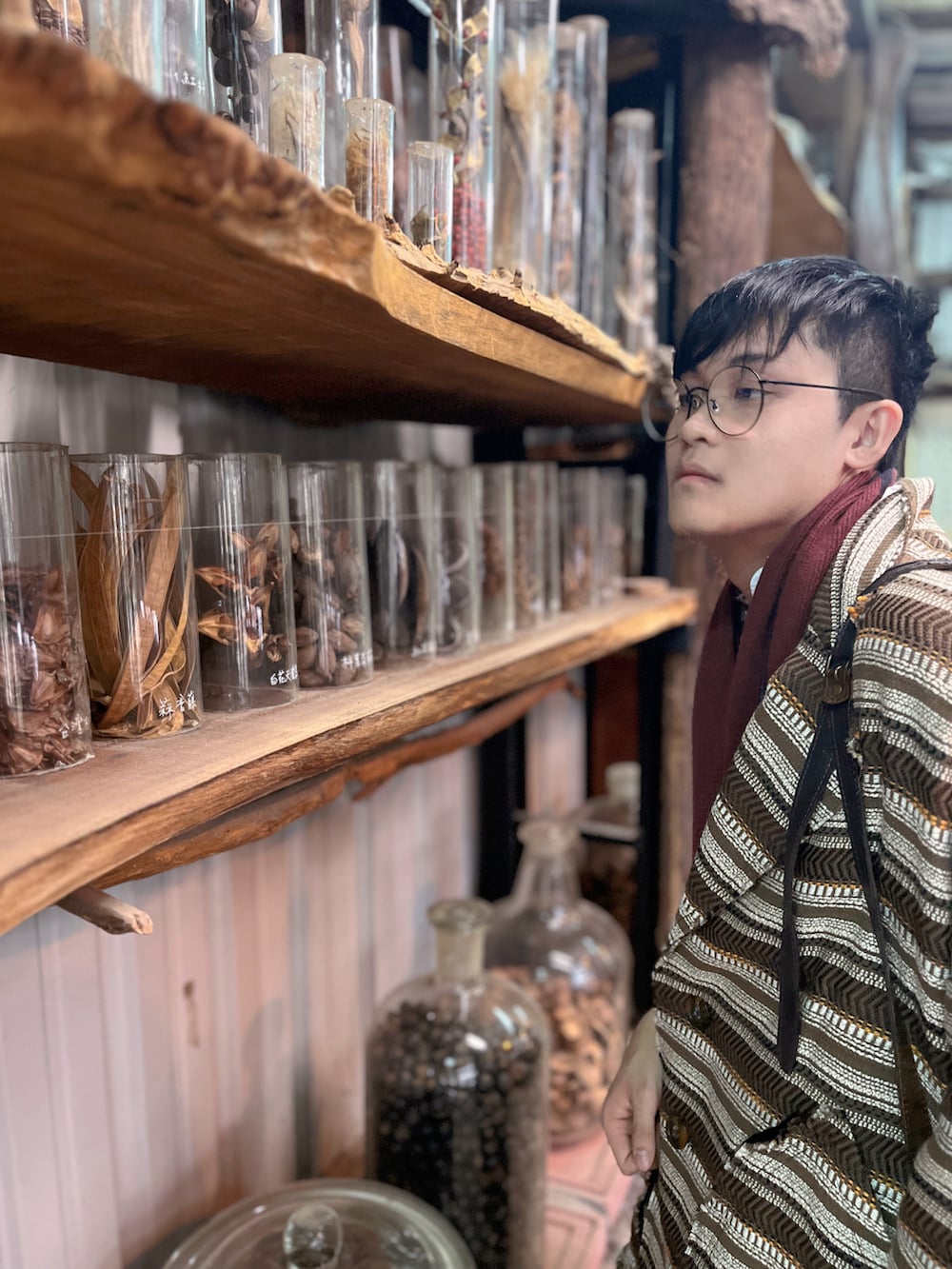 ブラウン系のビジネスバッグ、ブラウン系のピーコート、ホワイト系のシャツ/ブラウスを着用したメンズの冬コーディネートの2枚目の写真