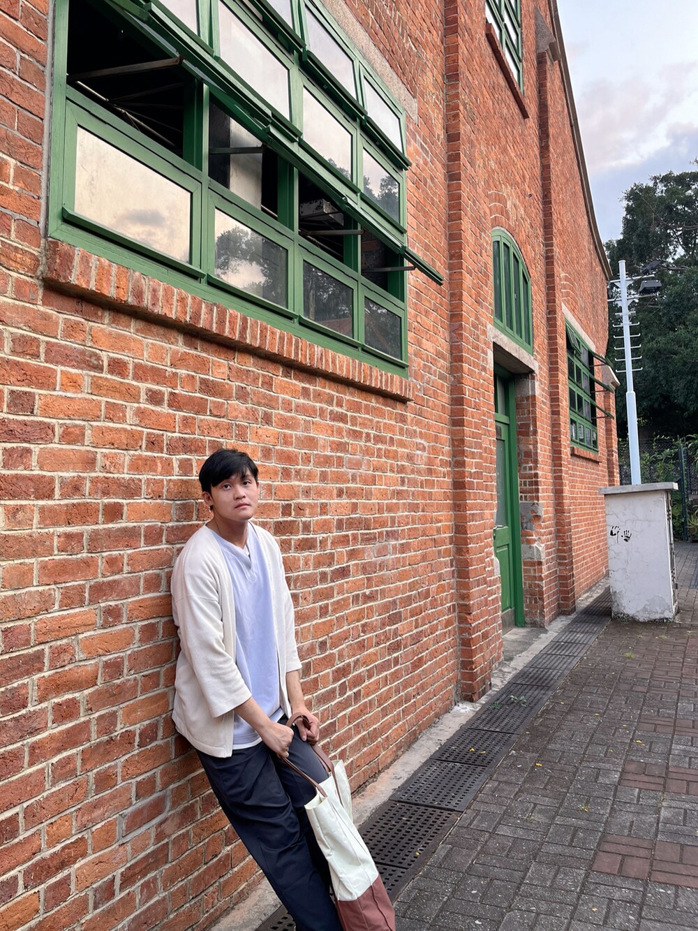 「春のNewスタイル、休日スタイル、春服コーデ」｜「GLOBAL WORKのアイテム（スカジャン、ホワイト系）」を使った、Harry Shingさん（メンズ・174cm）の春コーディネートの2枚目の写真