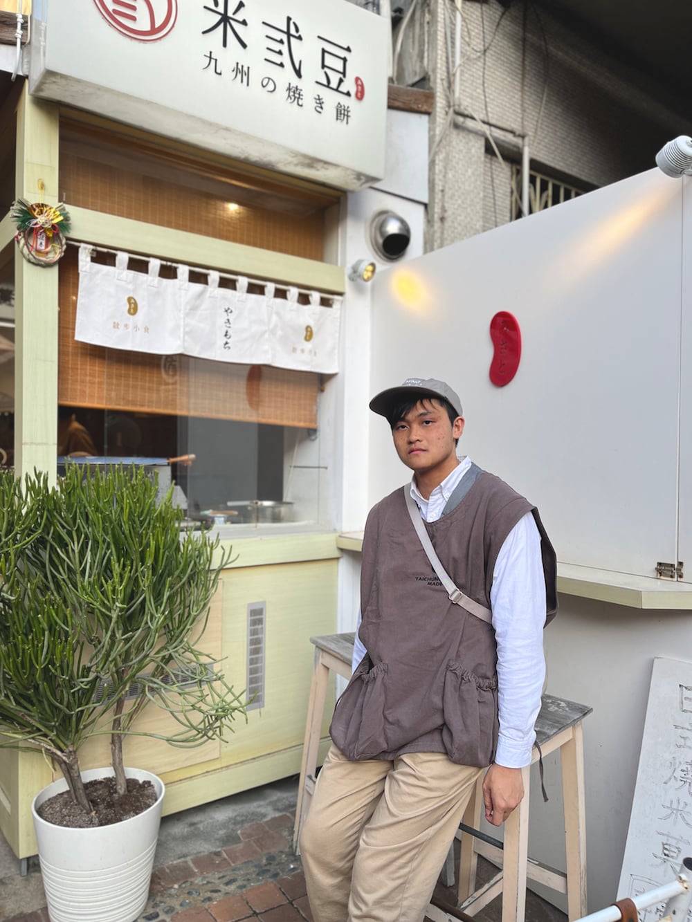 「秋冬コーデ、旅行、鹿港老街、彰化」｜「ADLIBのアイテム（キャップ、グレー系）」を使った、Harry Shingさん（メンズ・174cm）の冬コーディネートの3枚目の写真