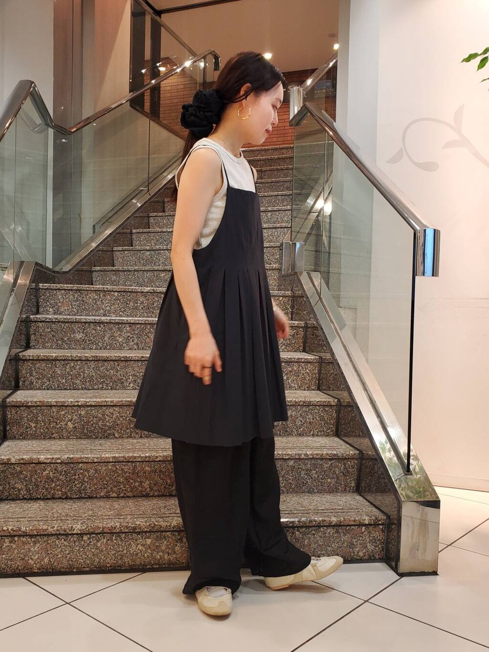 ベージュ系のタンクトップ、グレー系のワンピースを着用したレディースの春コーディネートの2枚目の写真