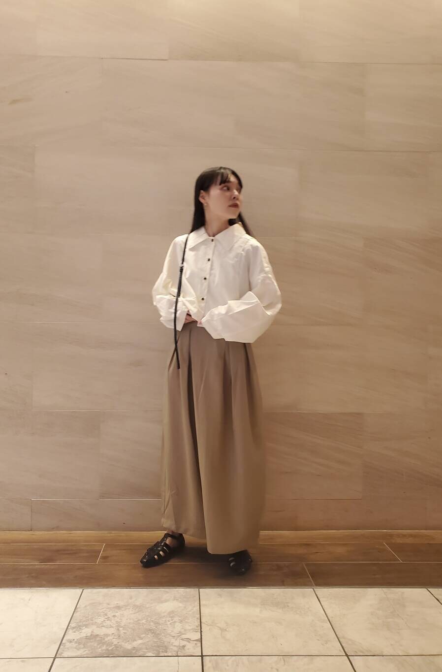 ホワイト系のシャツ/ブラウス、ブラック系のサンダルを着用したレディースの春コーディネートの3枚目の写真