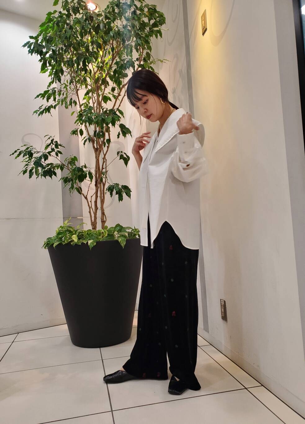 ホワイト系のシャツ/ブラウスを着用したレディースの秋コーディネートの2枚目の写真