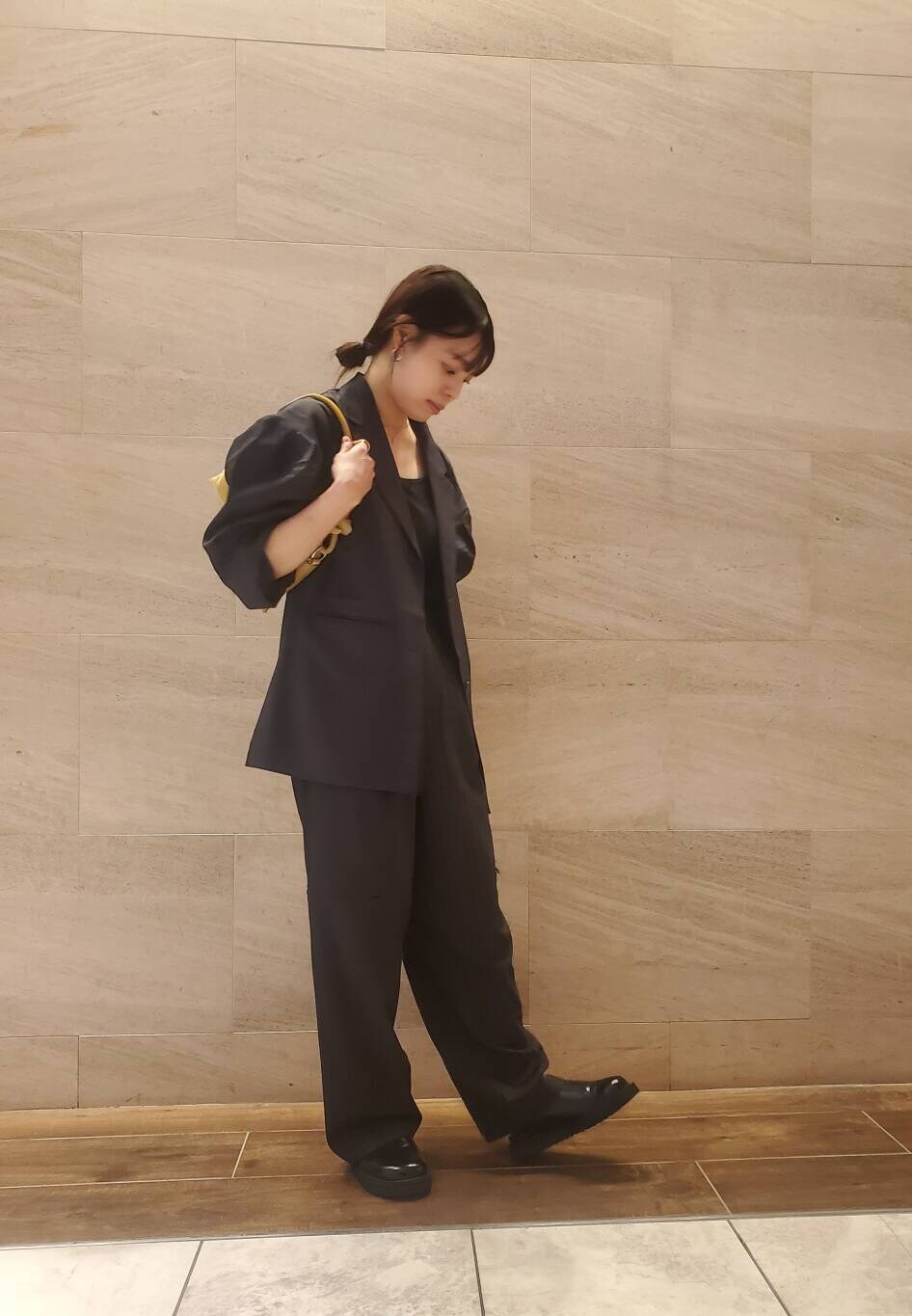 グレー系のその他アウター、グレー系のその他パンツを着用したレディースの秋コーディネートの3枚目の写真