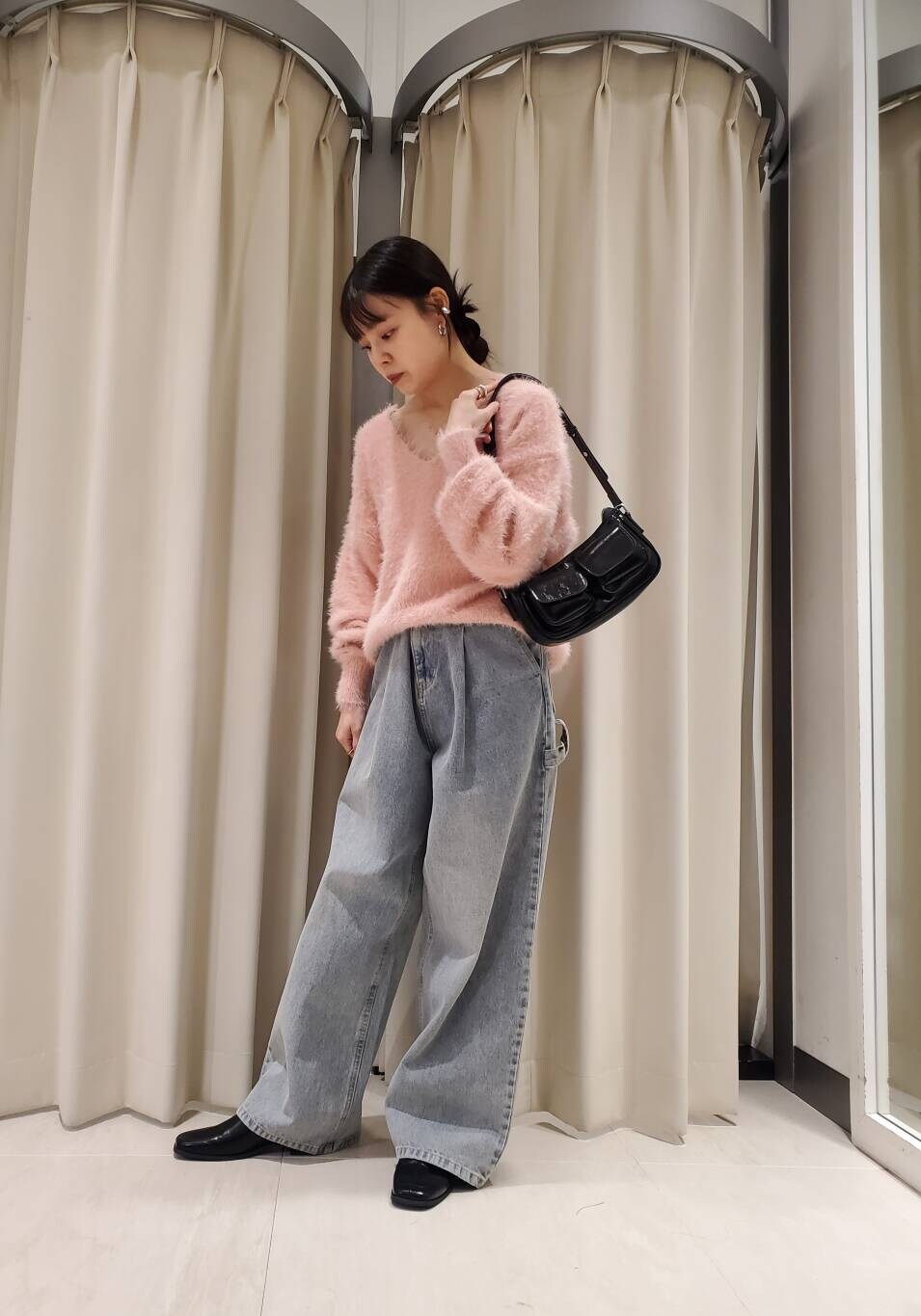 ブラック系のその他シューズ、ブルー系のデニムパンツを着用したレディースの冬コーディネートの3枚目の写真