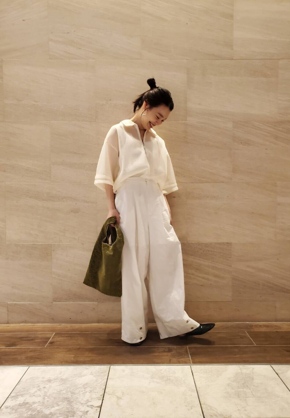 ホワイト系のシャツ/ブラウスを着用したレディースの夏コーディネートの2枚目の写真