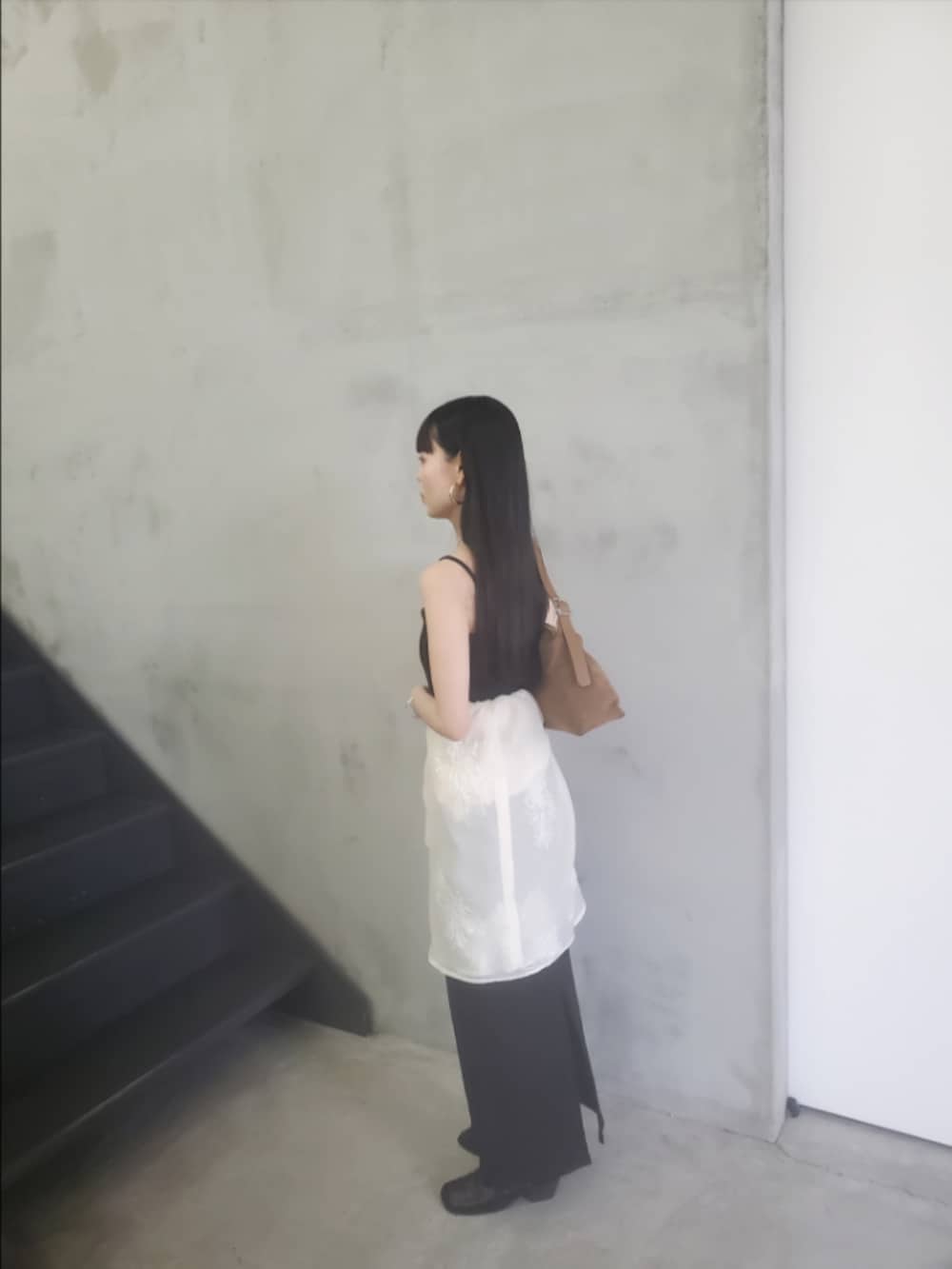 ブラック系のワンピース、ホワイト系のシャツ/ブラウスを着用したレディースの夏コーディネートの5枚目の写真