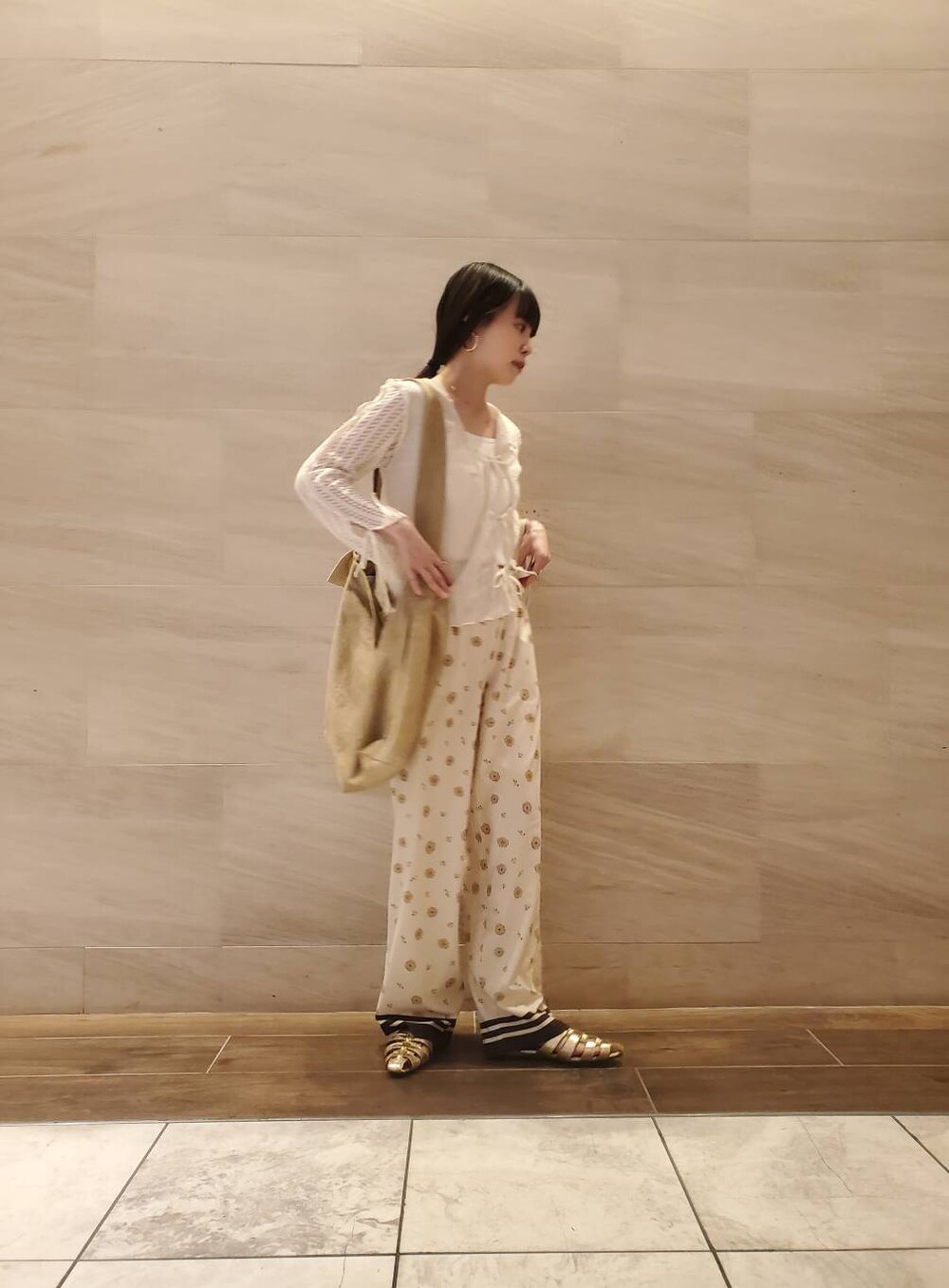 ゴールド系のサンダル、ホワイト系のTシャツ/カットソー、ベージュ系のその他パンツを着用したレディースの春コーディネートの3枚目の写真