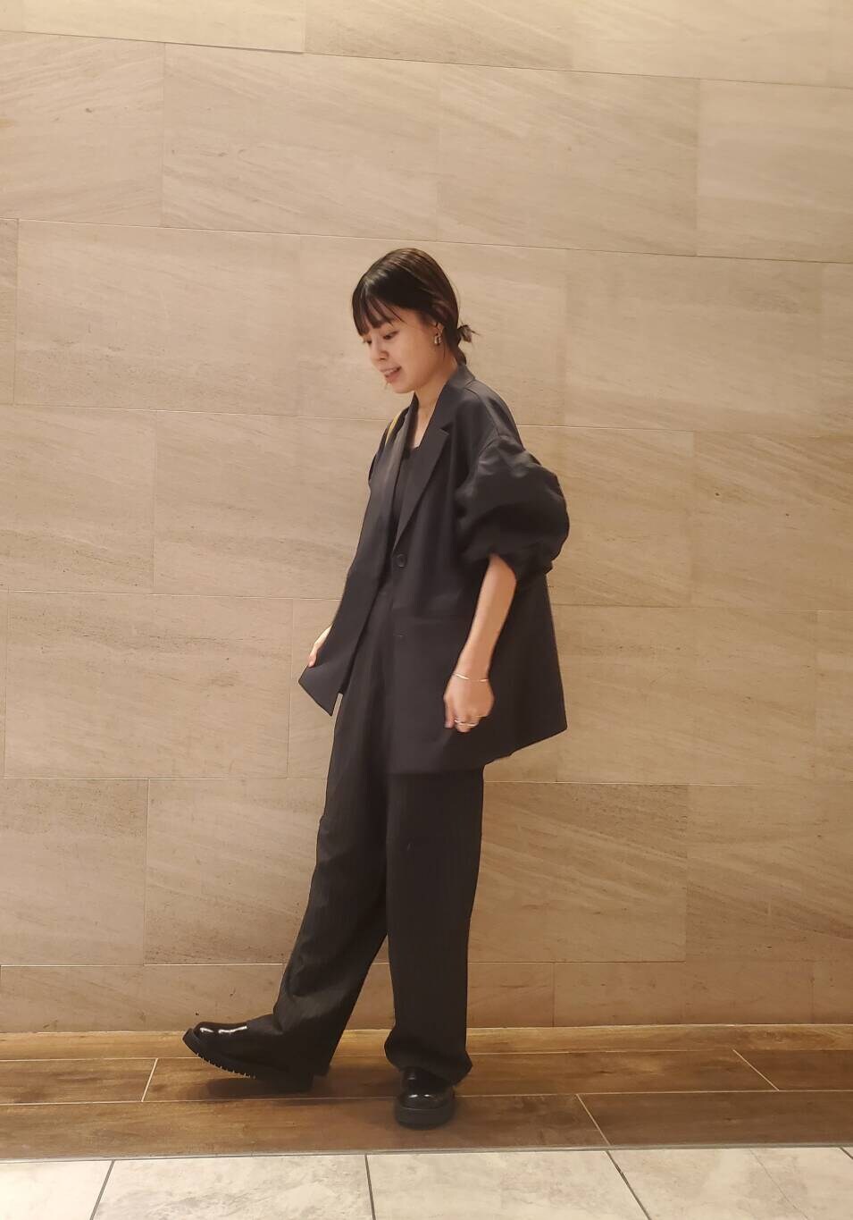 グレー系のその他アウター、グレー系のその他パンツを着用したレディースの秋コーディネートの2枚目の写真