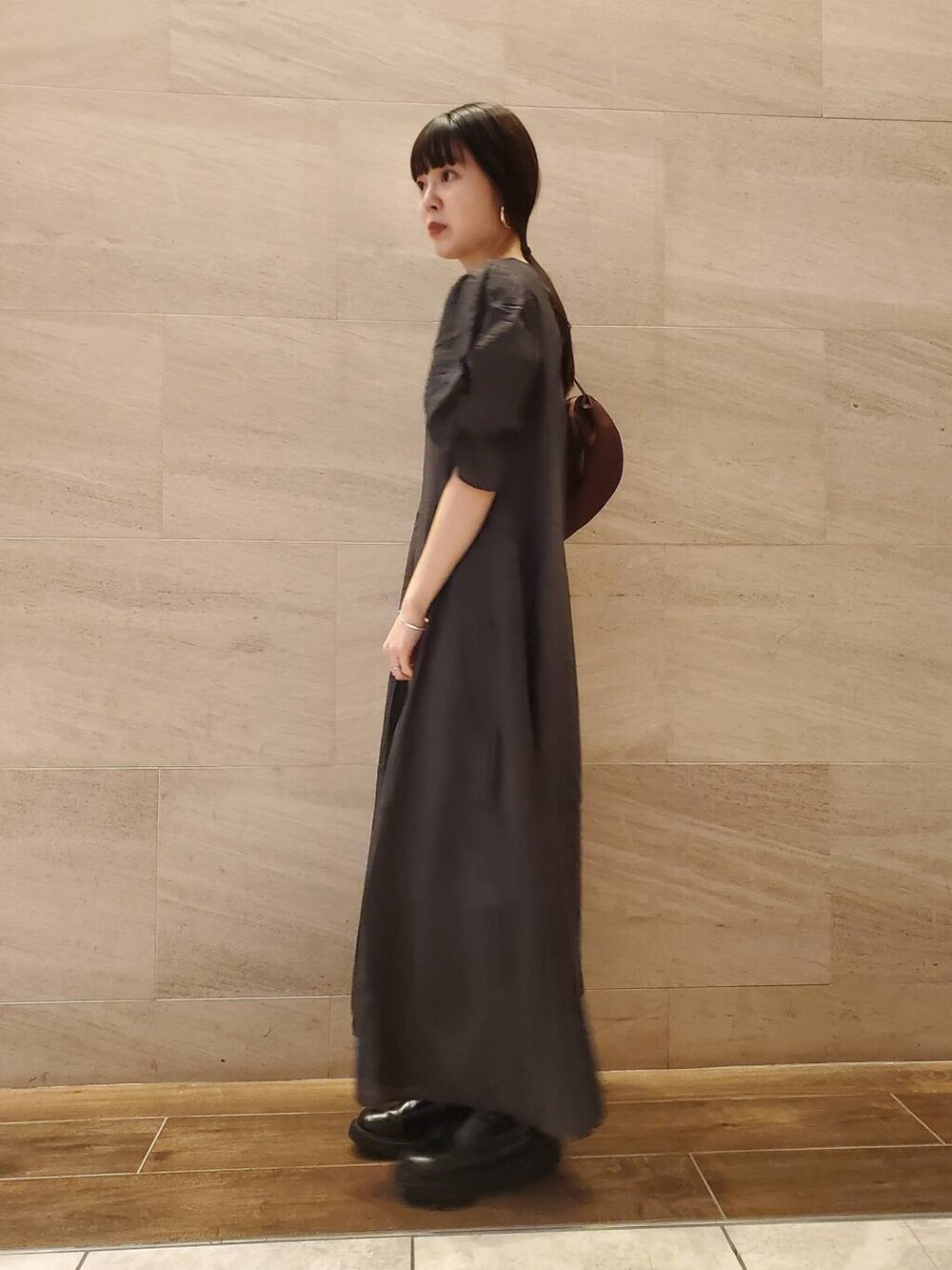 「シンプルコーデ、ワンピースコーデ、155cm、イエベ春×ストレート」｜「KBFのサテンミニショルダーBAG（ショルダーバッグ、ブラウン系）」を使った、sakiさん（レディース・155cm）の春コーディネートの3枚目の写真