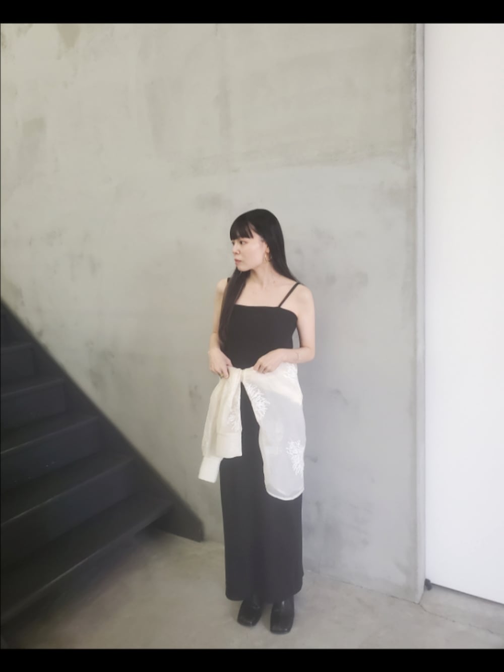 ブラック系のワンピース、ホワイト系のシャツ/ブラウスを着用したレディースの夏コーディネートの2枚目の写真