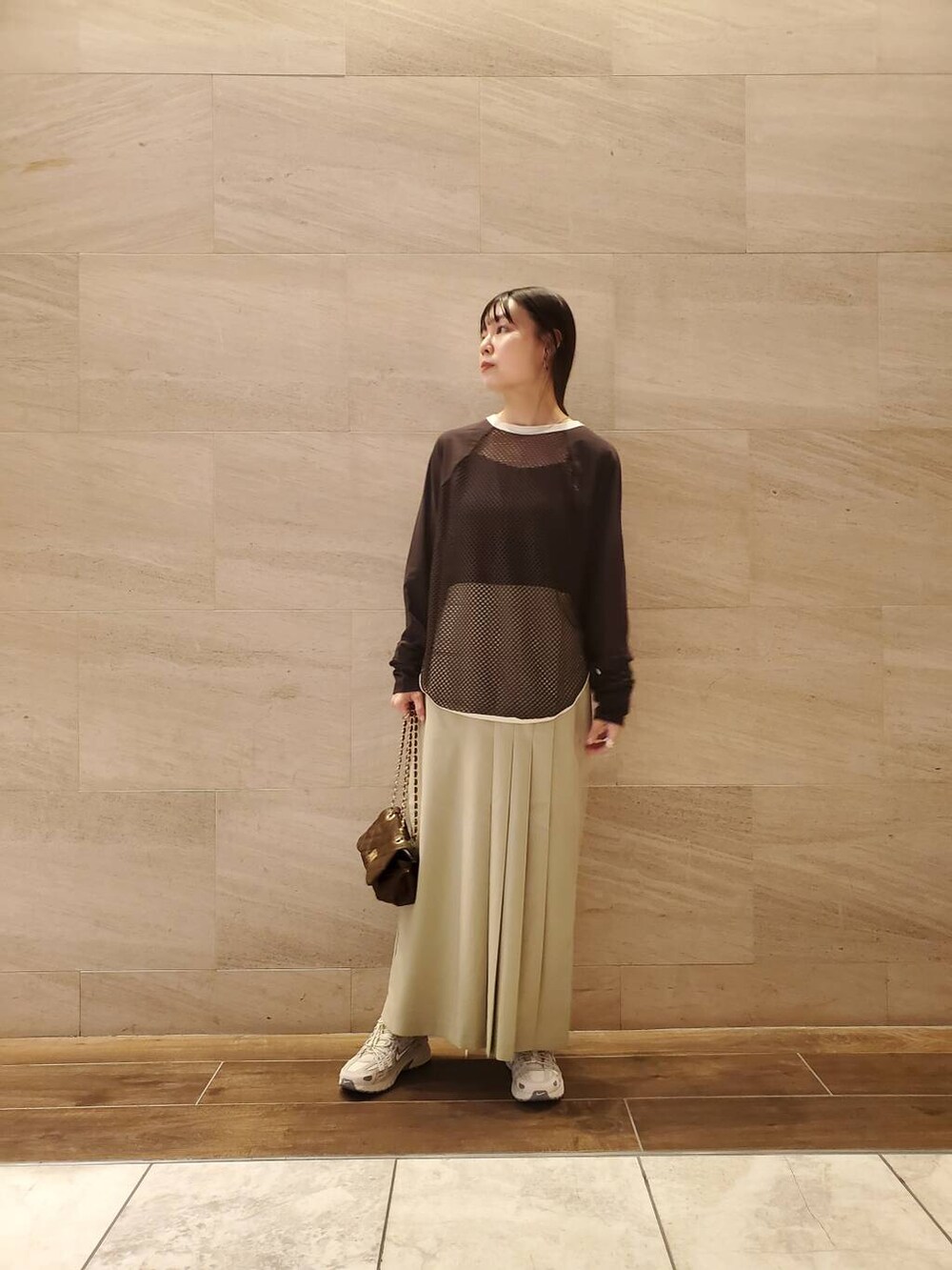 ベージュ系のスカート、ブラウン系のTシャツ/カットソーを着用したレディースの夏コーディネートの3枚目の写真