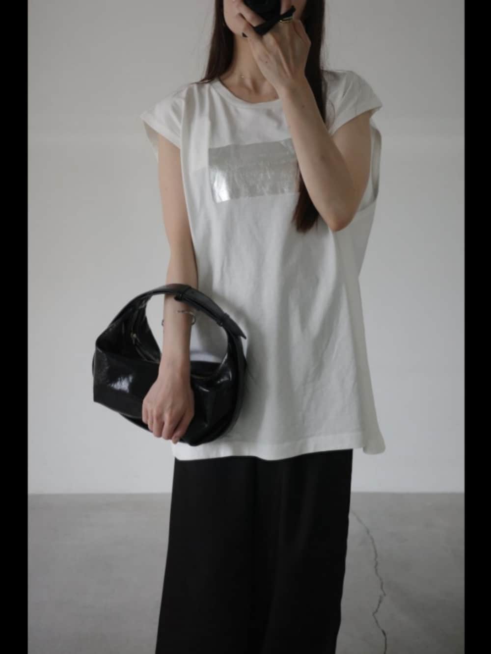 ホワイト系のTシャツ/カットソー、ブラック系のその他パンツを着用したレディースの夏コーディネートの2枚目の写真