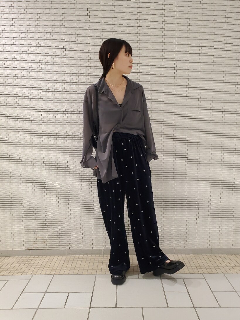 グレー系のシャツ/ブラウスを着用したレディースの夏コーディネートの2枚目の写真